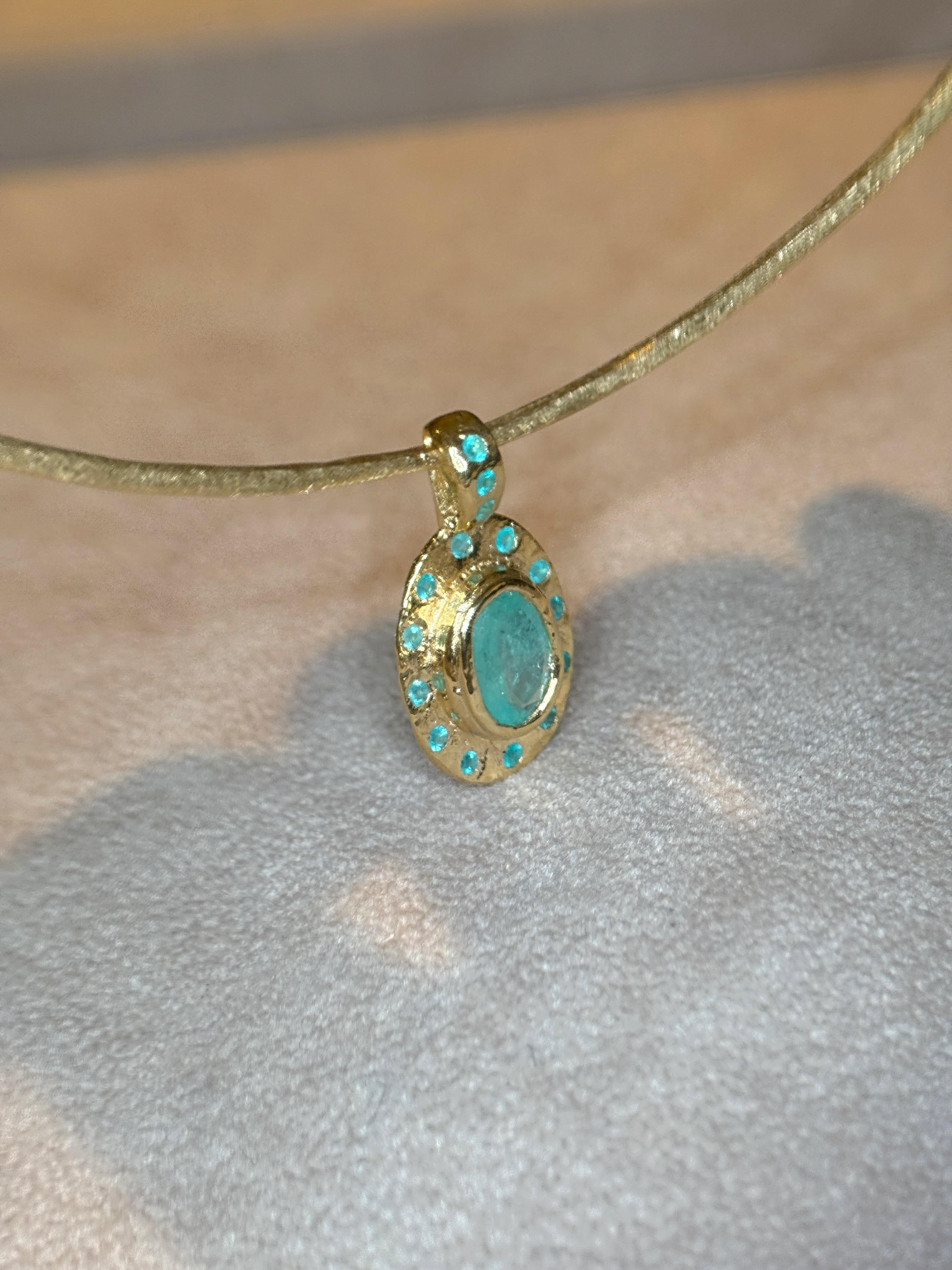 Taglio ovale Leto Lama - Collana ovale con tormaline brasiliane Paraiba e Mozambico di colore blu neon in vendita