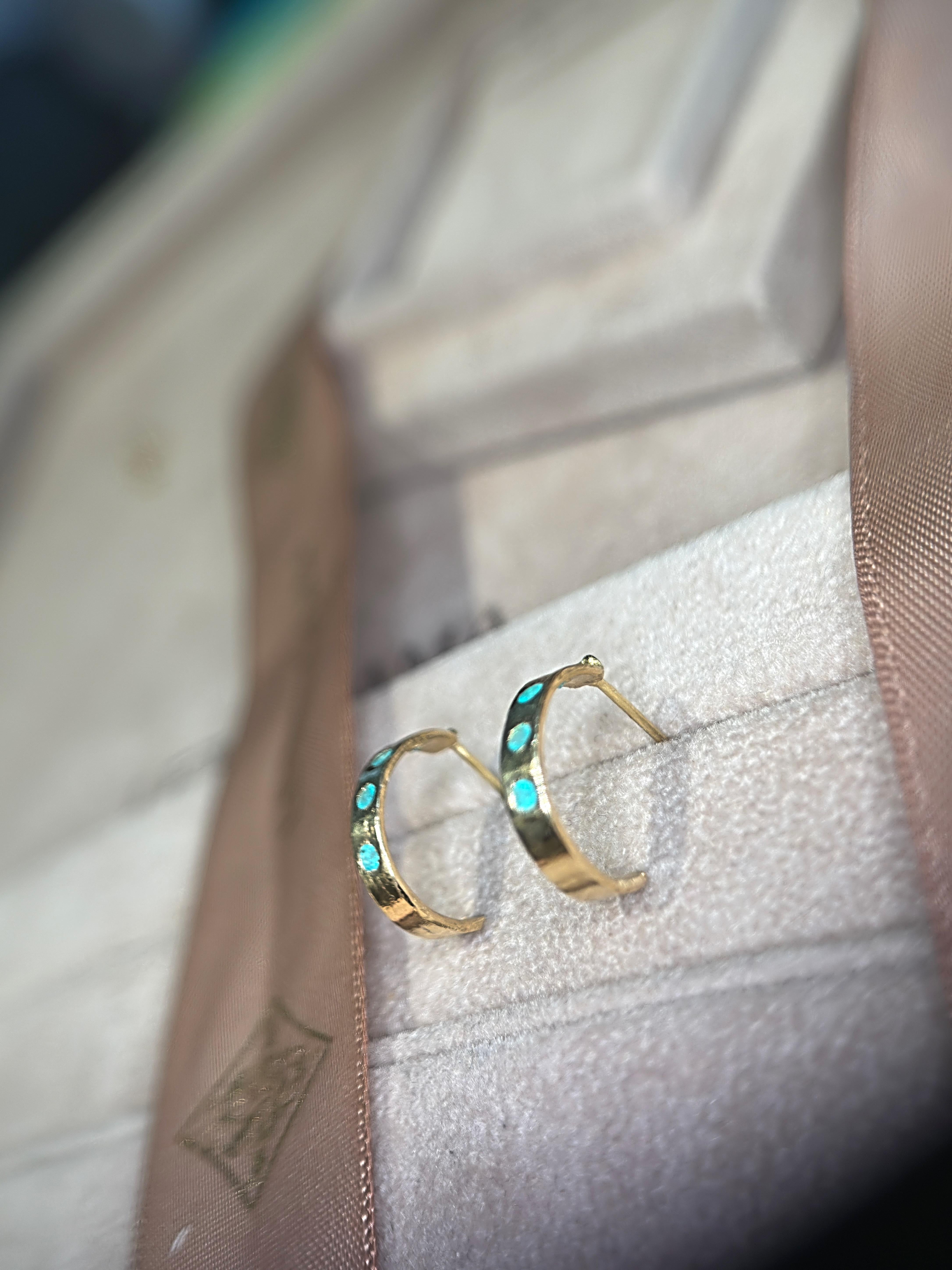 Orecchini a cerchio con tormaline Paraiba brasiliane blu neon di Leto Lama in vendita 11
