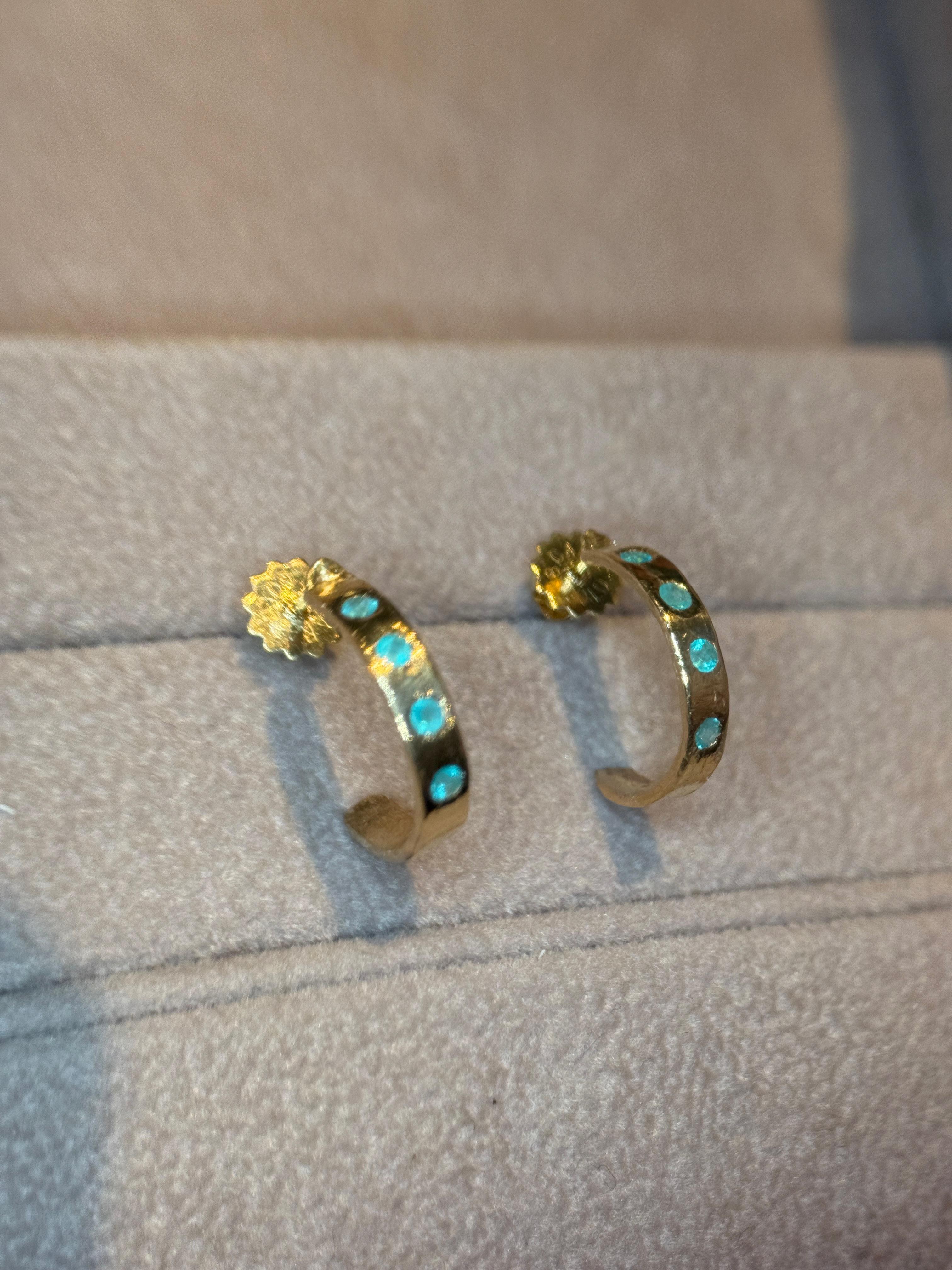 Orecchini a cerchio con tormaline Paraiba brasiliane blu neon di Leto Lama in vendita 2