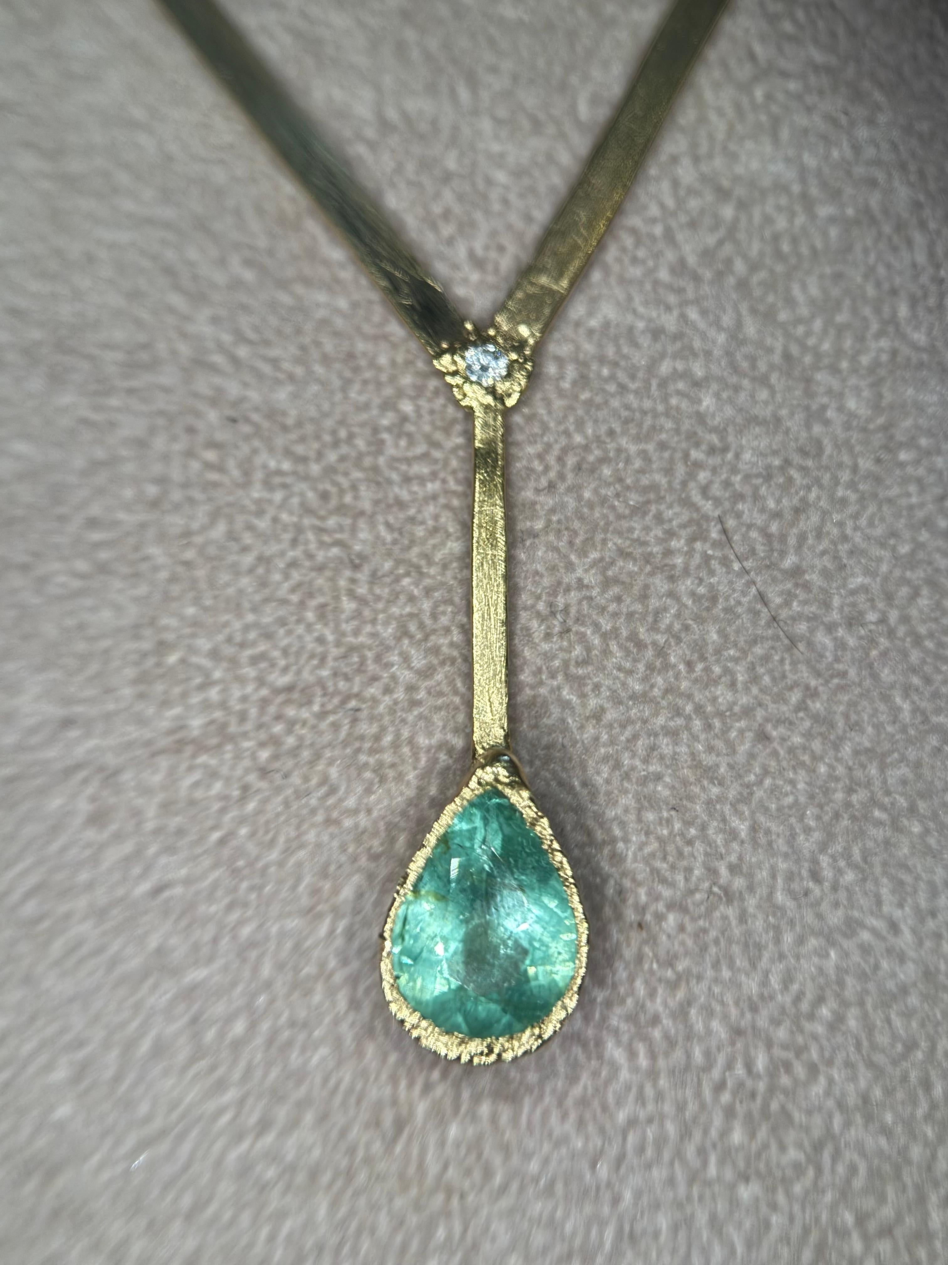 Ti presentiamo la collana di diamanti con tormalina Paraiba da 3,63 carati, un gioiello straordinario che incarna eleganza e lusso. Realizzata in oro 18 carati, questa raffinata collana presenta un'affascinante tormalina Paraiba certificata del
