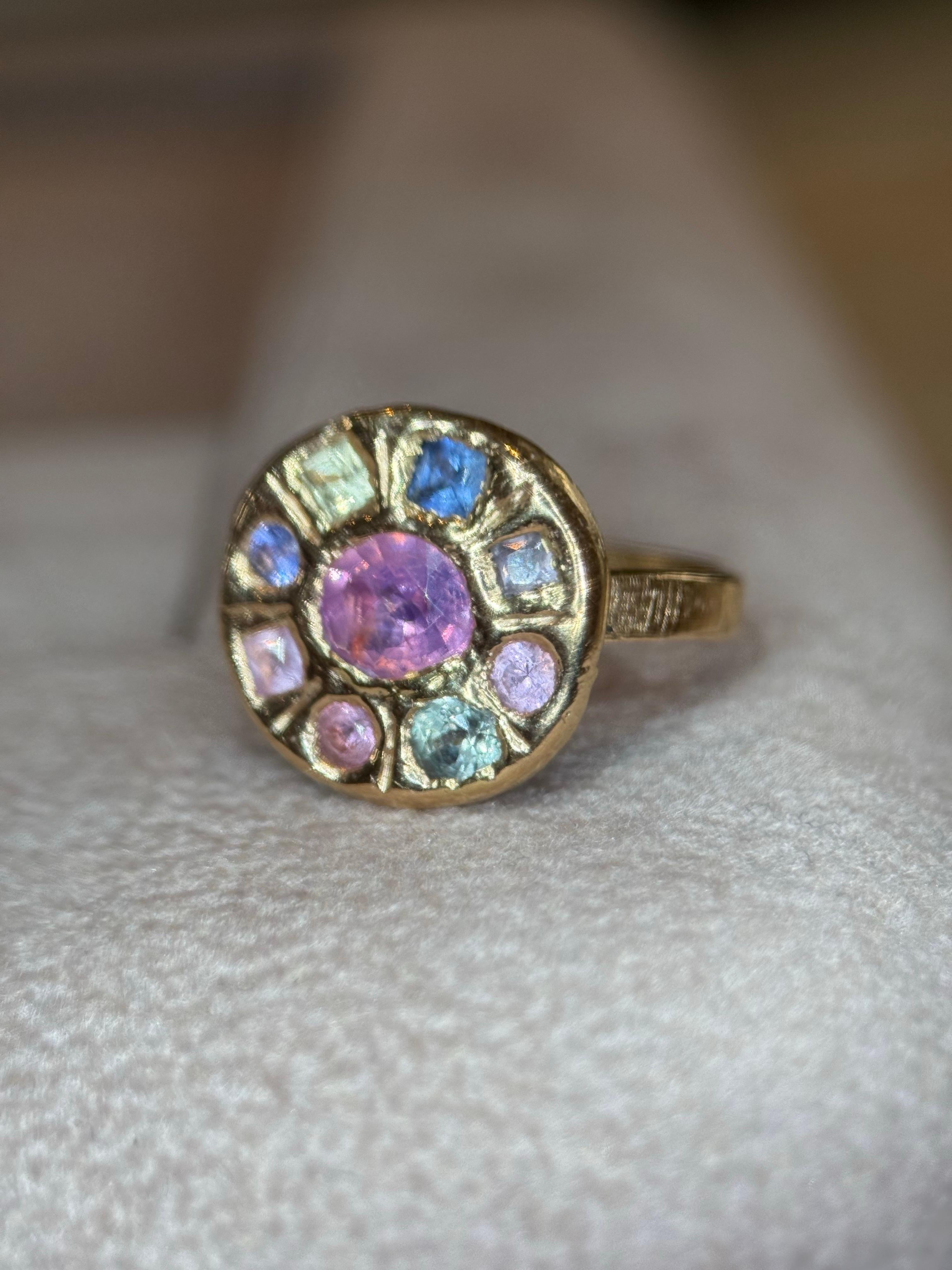Ti presentiamo il nostro vibrante anello Lollipop in oro, un pezzo stravagante e accattivante che porta un tocco di colore alla tua collezione di gioielli. Questo anello unico presenta un design giocoso che ricorda un lecca-lecca, con