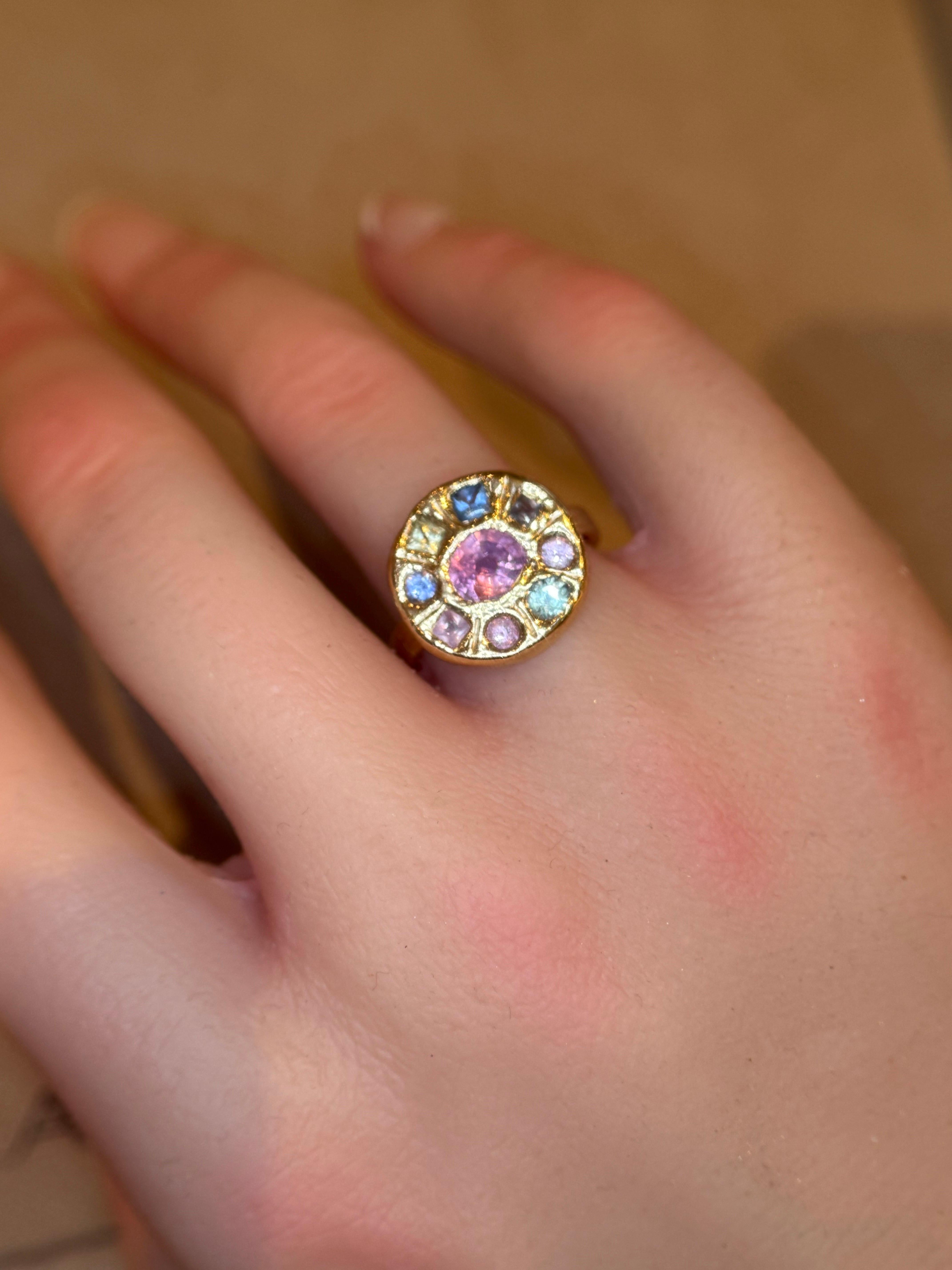 Donna Anello Leto Lama One Of A Kind Abstract Lollipop con zaffiri in oro 18 carati in vendita