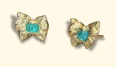 Orecchini a bottone Leto Lama Paraiba con farfalla blu neon in oro 18 carati
