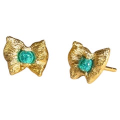 Orecchini a bottone Leto Lama Paraiba con farfalla blu neon in oro 18 carati