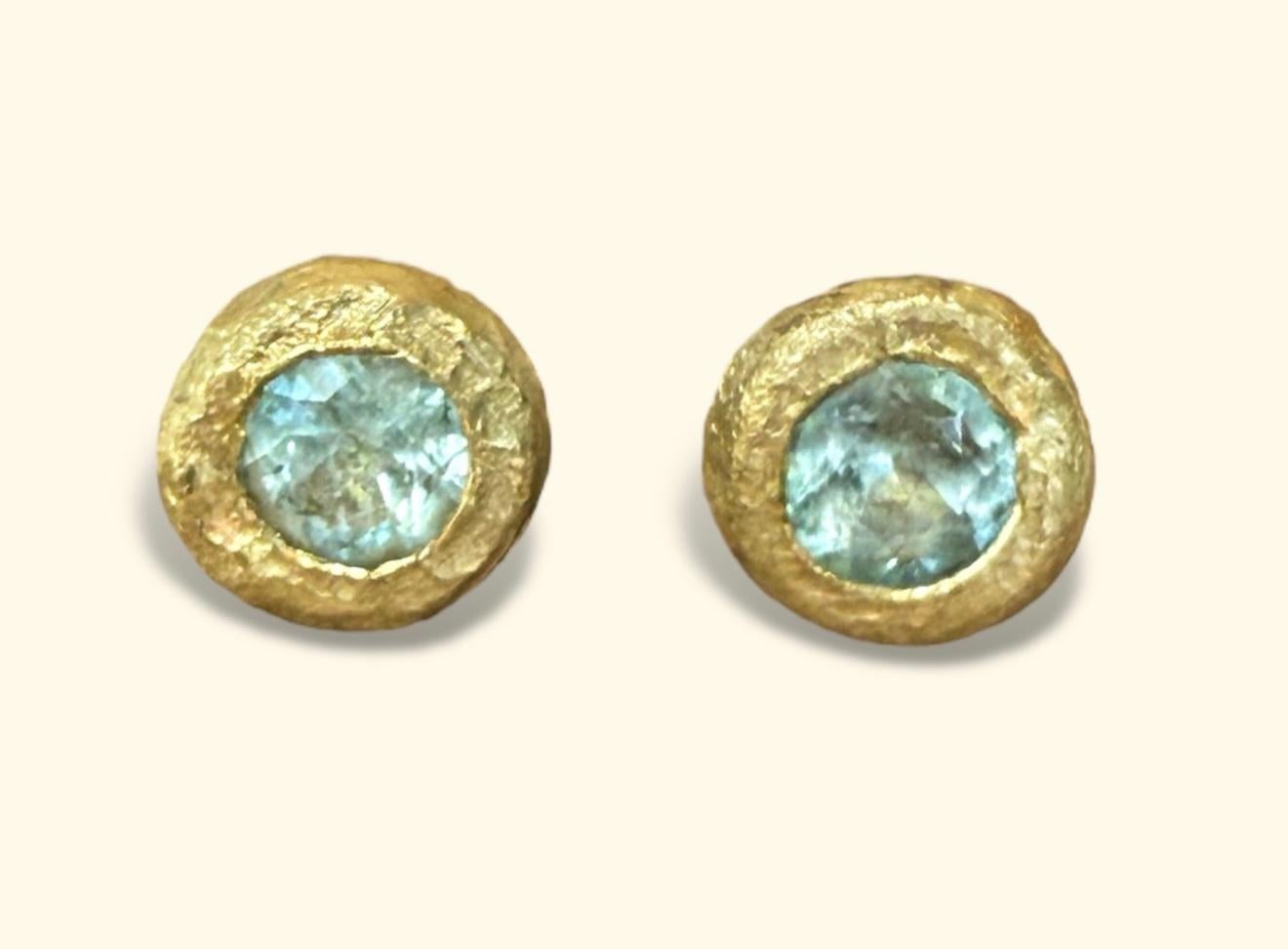 Artigiano Borchie con tormalina Paraiba Leto Lama in oro giallo 18 carati in vendita