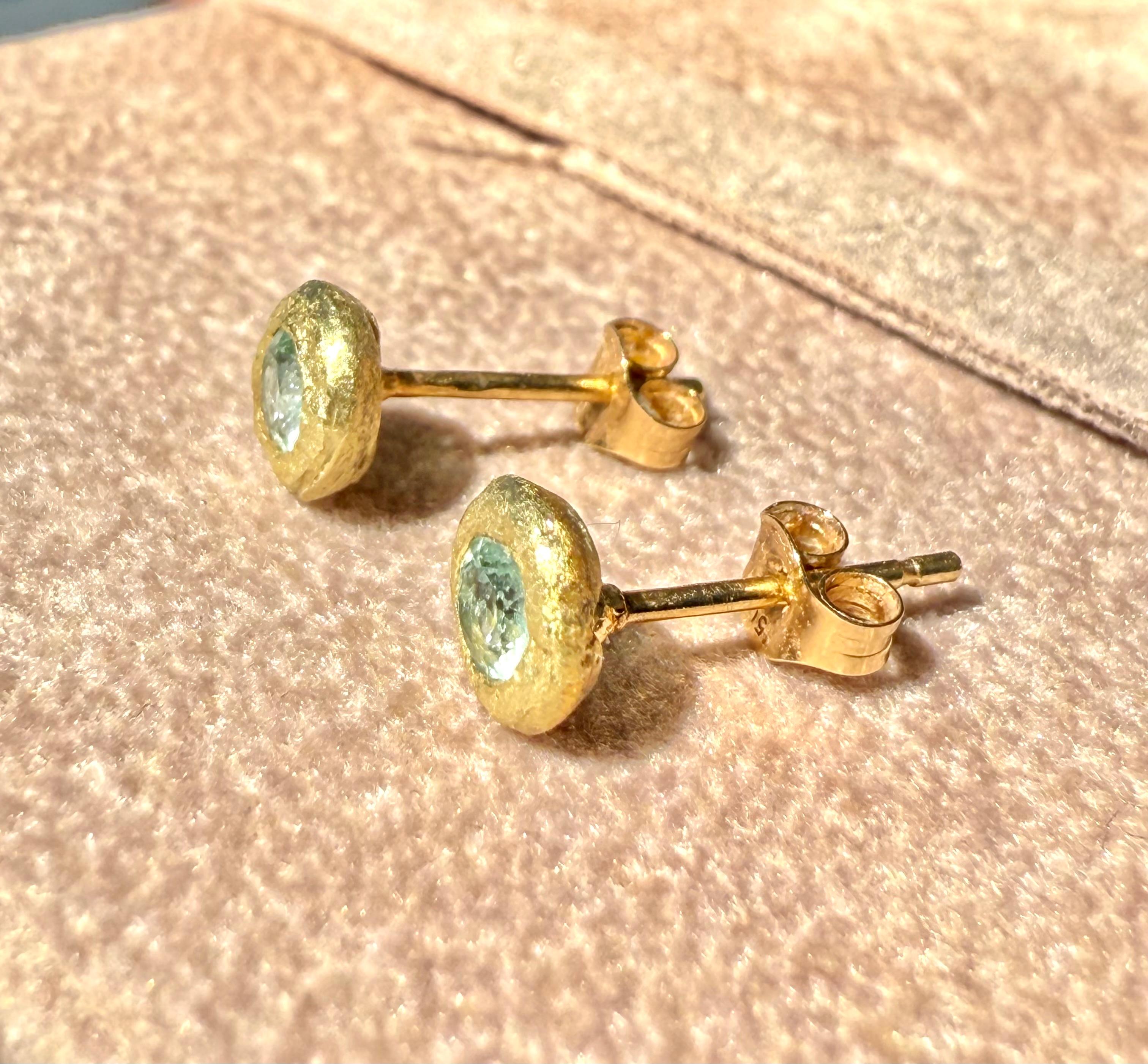 Borchie con tormalina Paraiba Leto Lama in oro giallo 18 carati in vendita 2