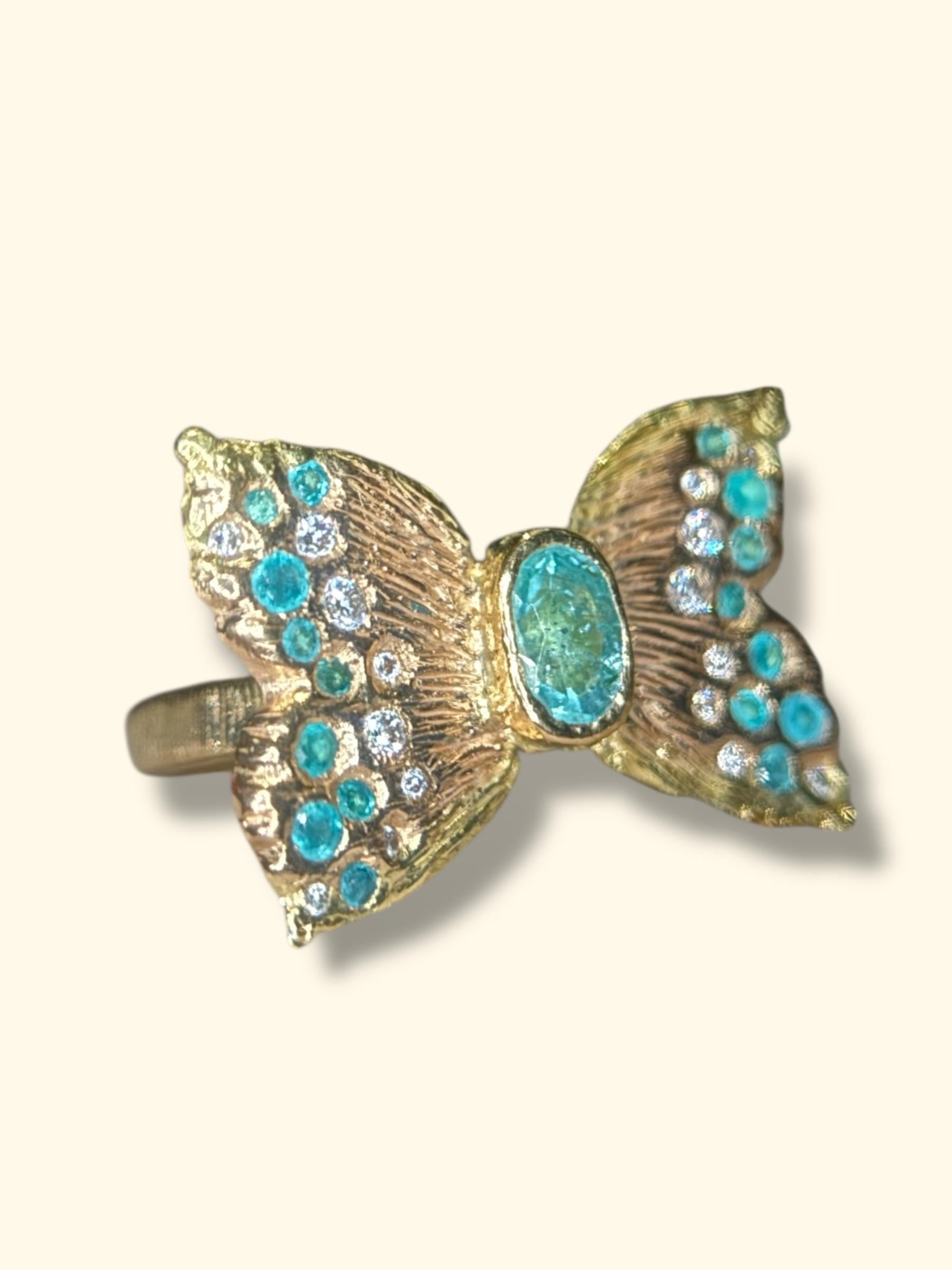 Taglio ovale Anello da cocktail con farfalla blu neon e diamanti in oro 18 carati Leto Lama Paraibas in vendita