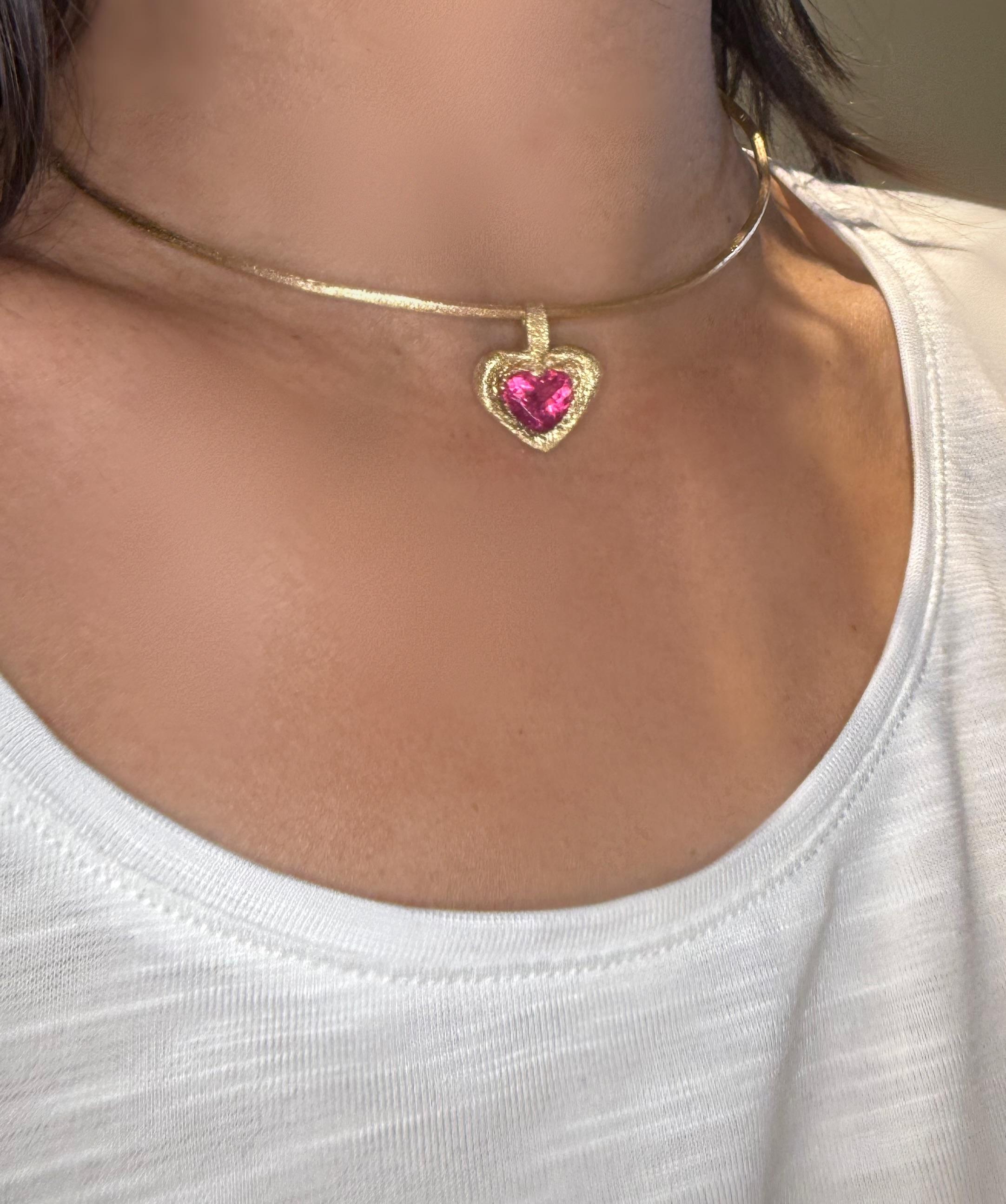 Un pendentif en forme de coeur en Rubellite, unique en son genre, avec un coeur en Tourmaline naturelle de 3,3 carats aux teintes rose-rouge. 

Facile à porter pour des apparitions formelles, semi-formelles ou décontractées. Idéal pour un
