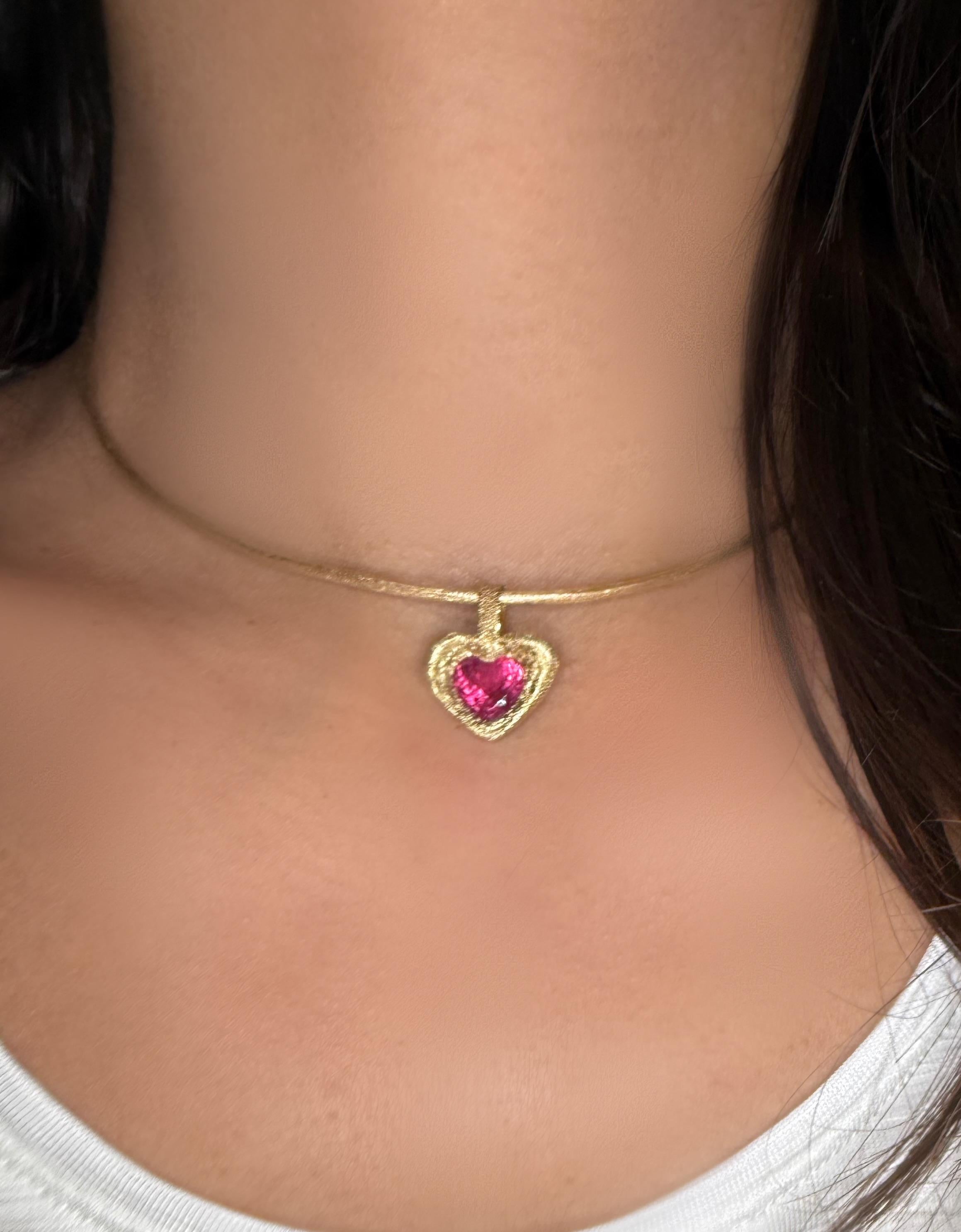 Artisan Leto Lama Collier pendentif cœur rose rouge 3,3 carats Rubellite or 18 carats moderne en vente