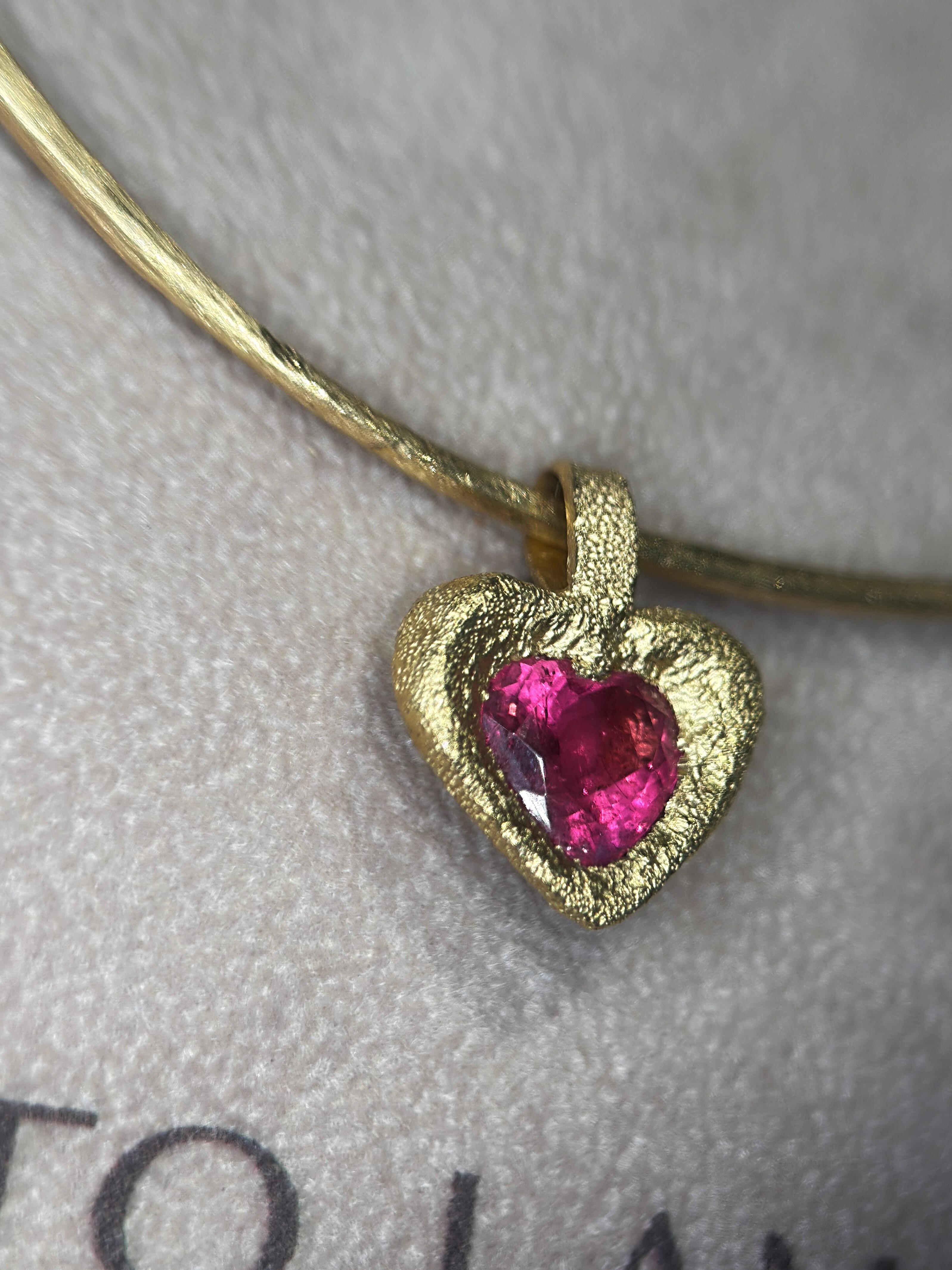Leto Lama Collier pendentif cœur rose rouge 3,3 carats Rubellite or 18 carats moderne en vente 1