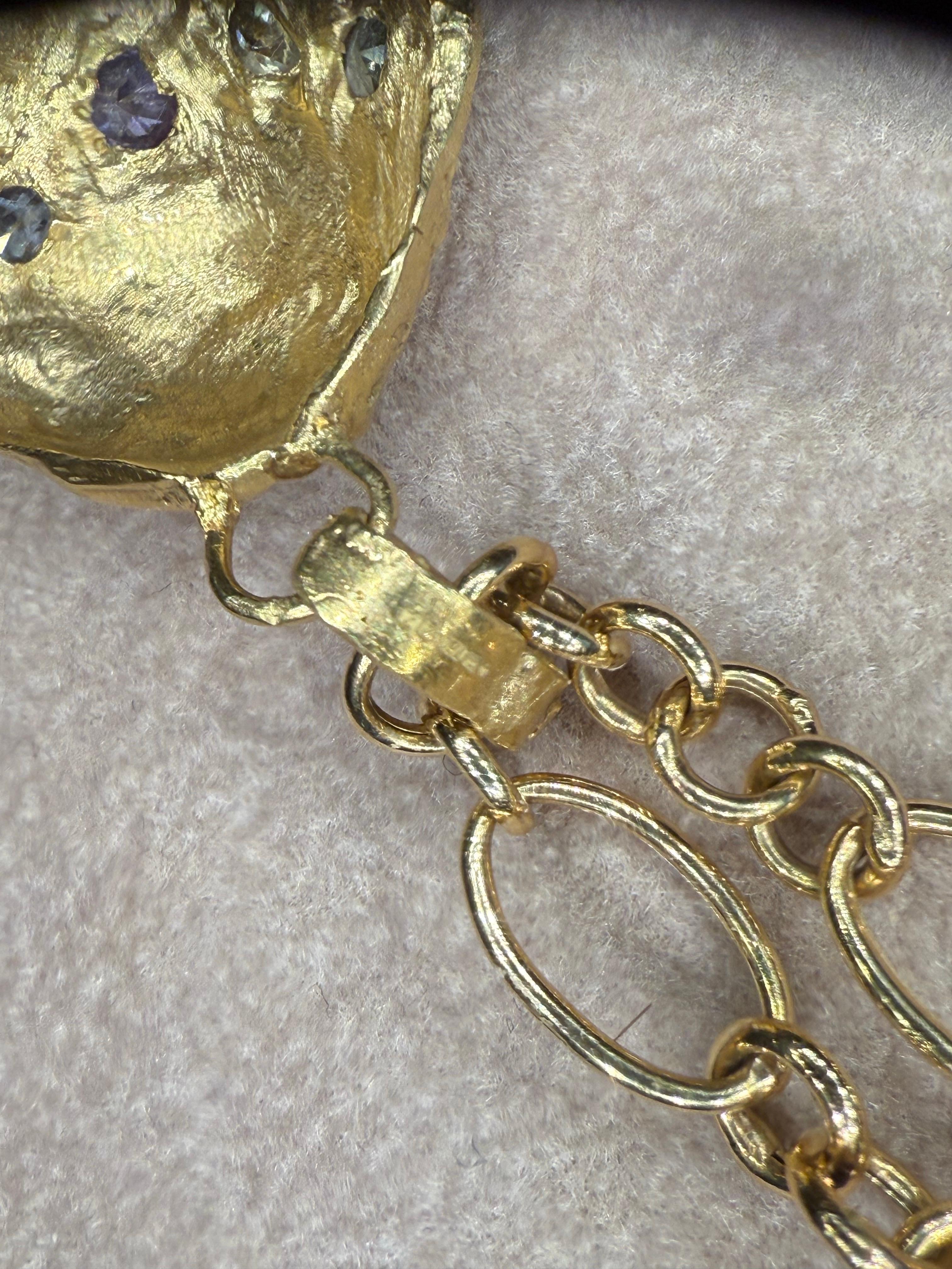 Collana con ciondolo conchiglia di mare Leto Lama con zaffiri in oro 18 carati ispirata all'oceano in vendita 4