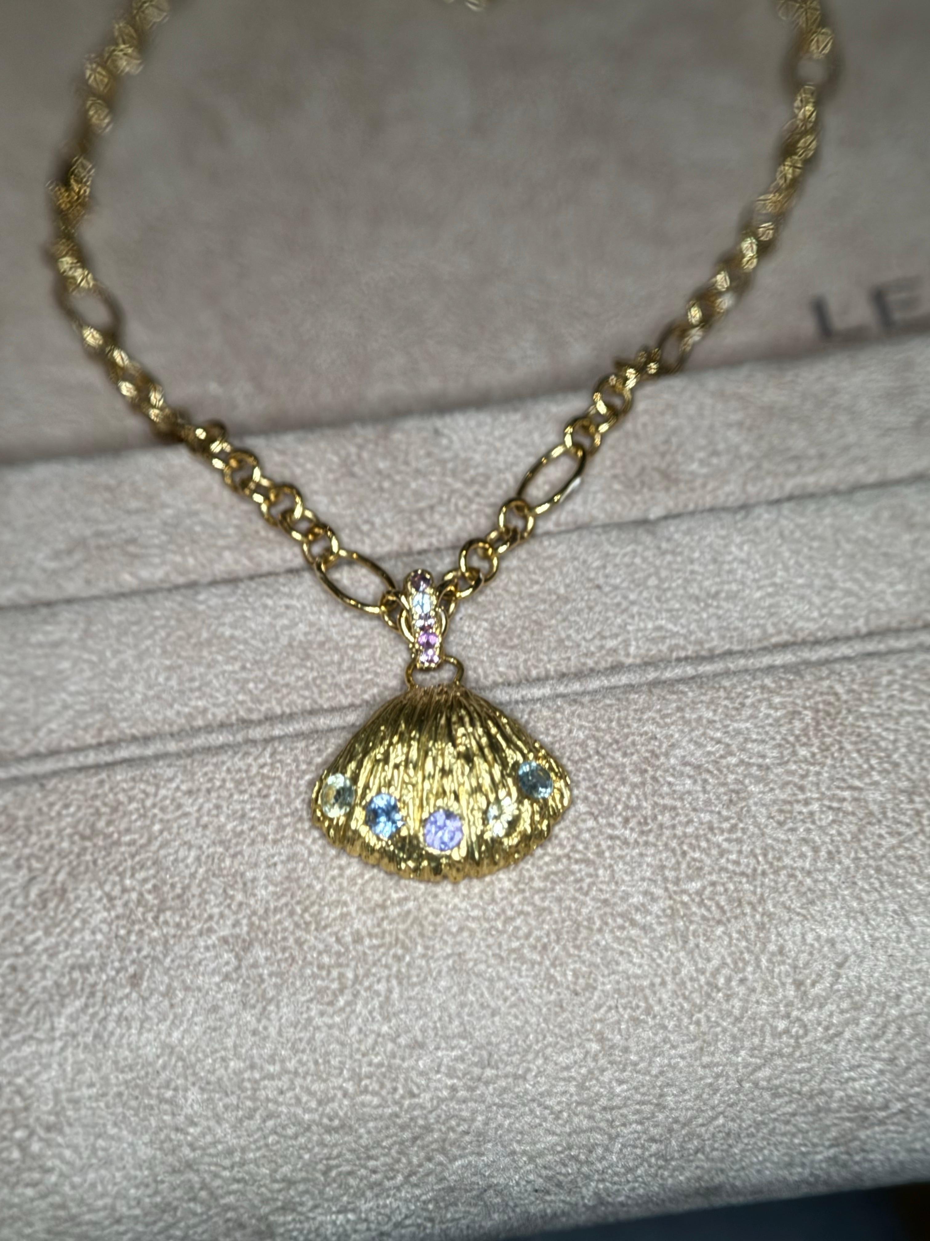 Collana con ciondolo conchiglia di mare Leto Lama con zaffiri in oro 18 carati ispirata all'oceano in vendita 5
