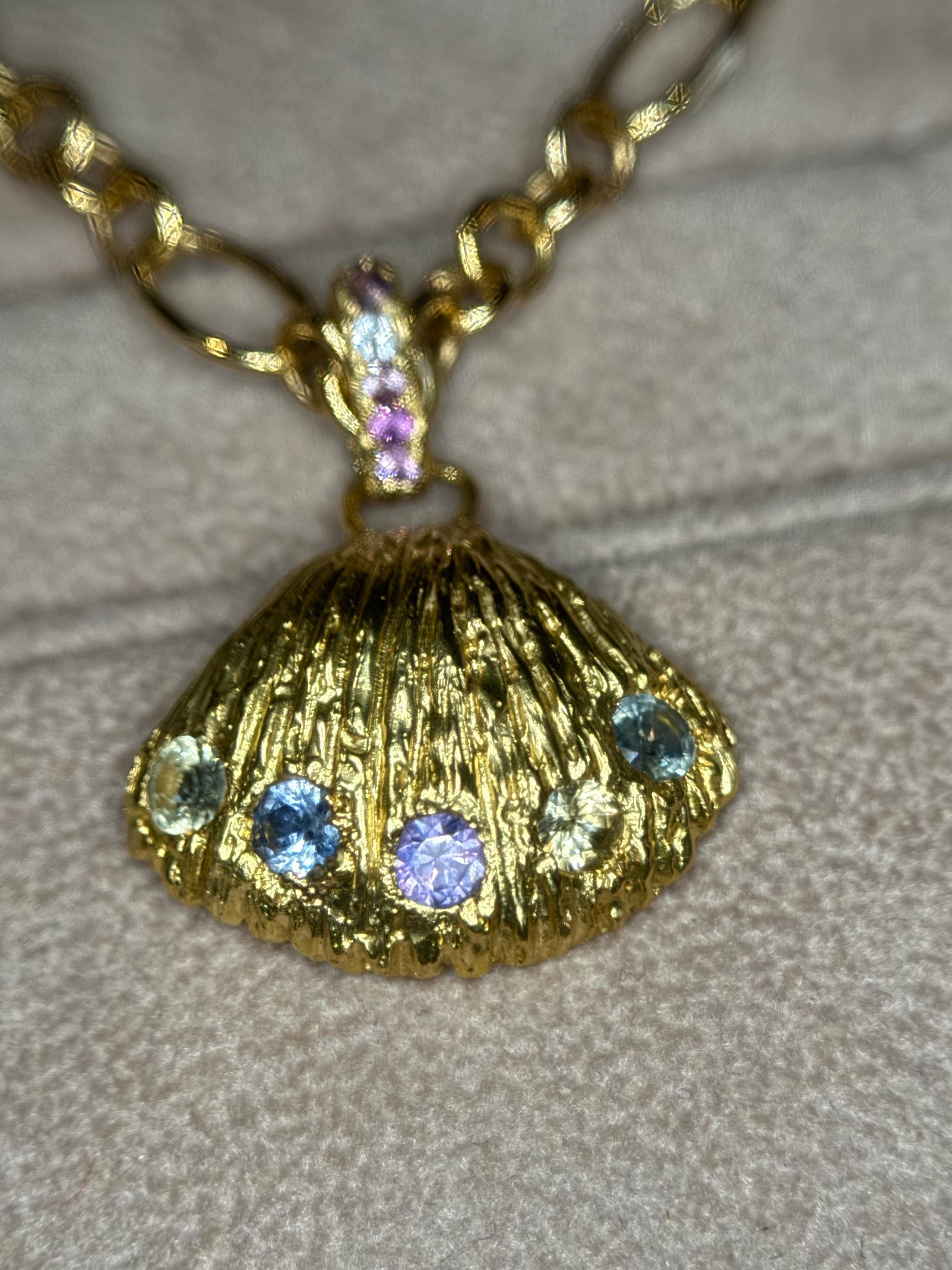Collana con ciondolo conchiglia di mare Leto Lama con zaffiri in oro 18 carati ispirata all'oceano in vendita 6