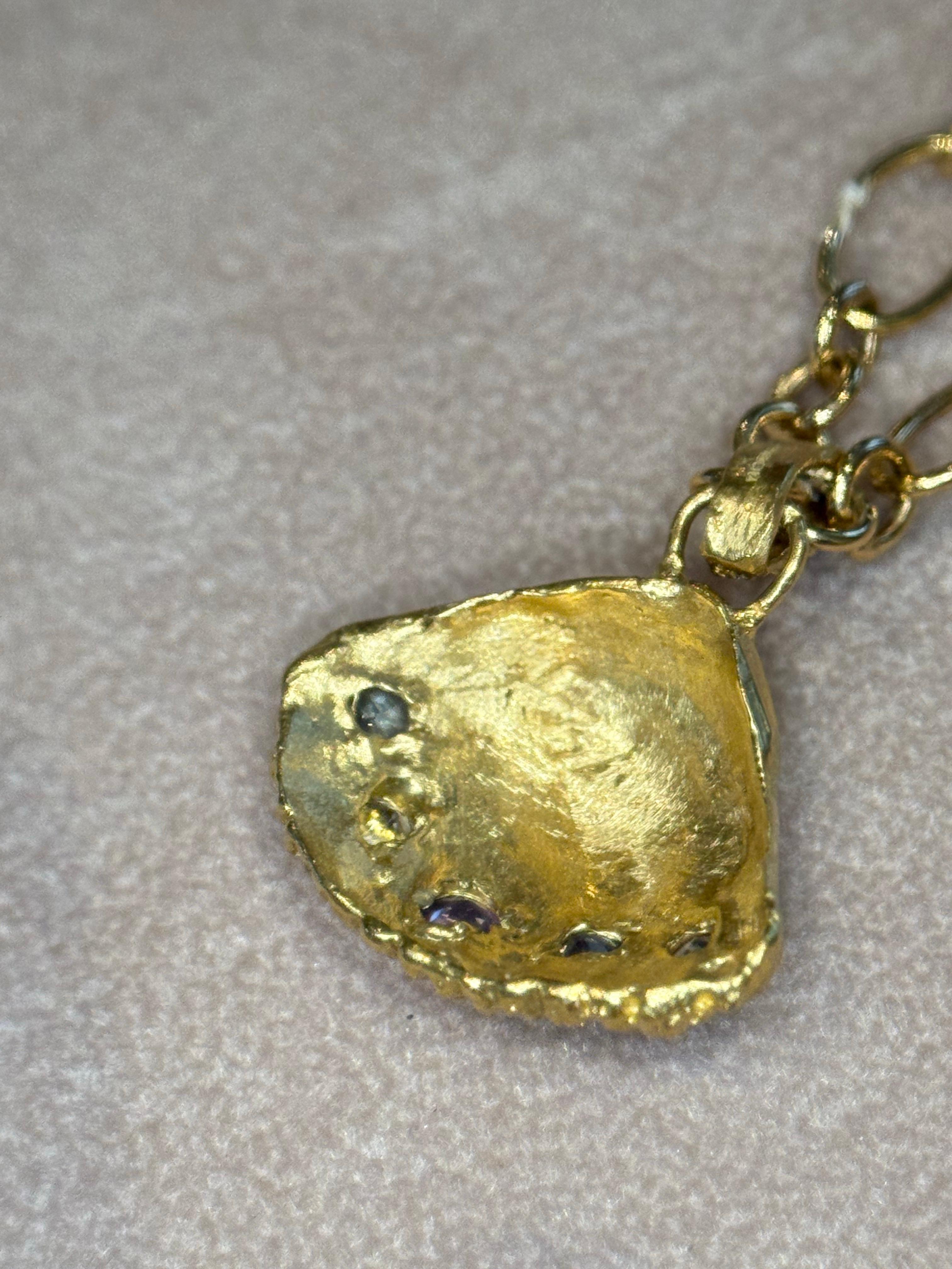 Collana con ciondolo conchiglia di mare Leto Lama con zaffiri in oro 18 carati ispirata all'oceano in vendita 7