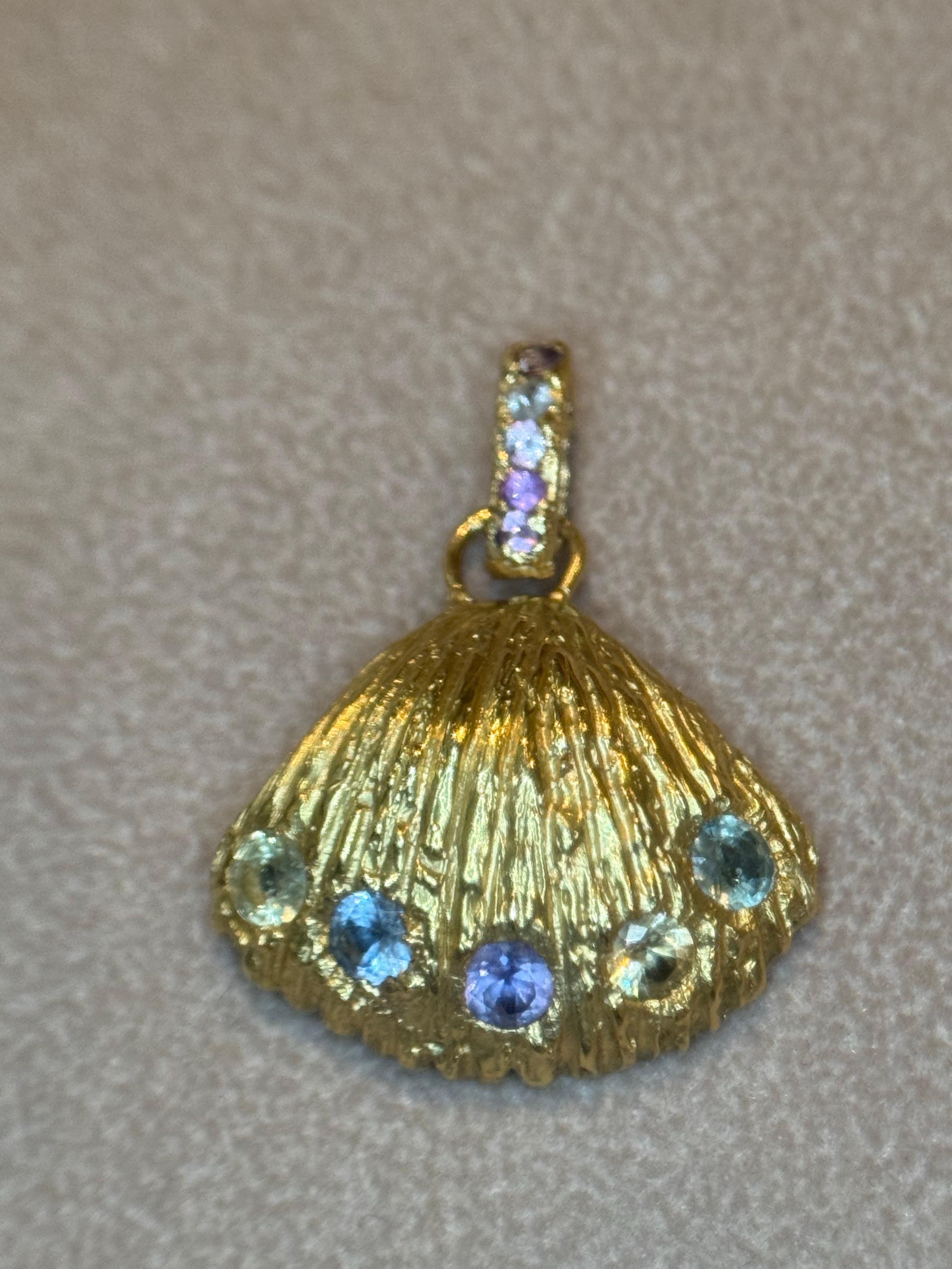 Collana con ciondolo conchiglia di mare Leto Lama con zaffiri in oro 18 carati ispirata all'oceano In condizioni Nuovo in vendita a London, GB