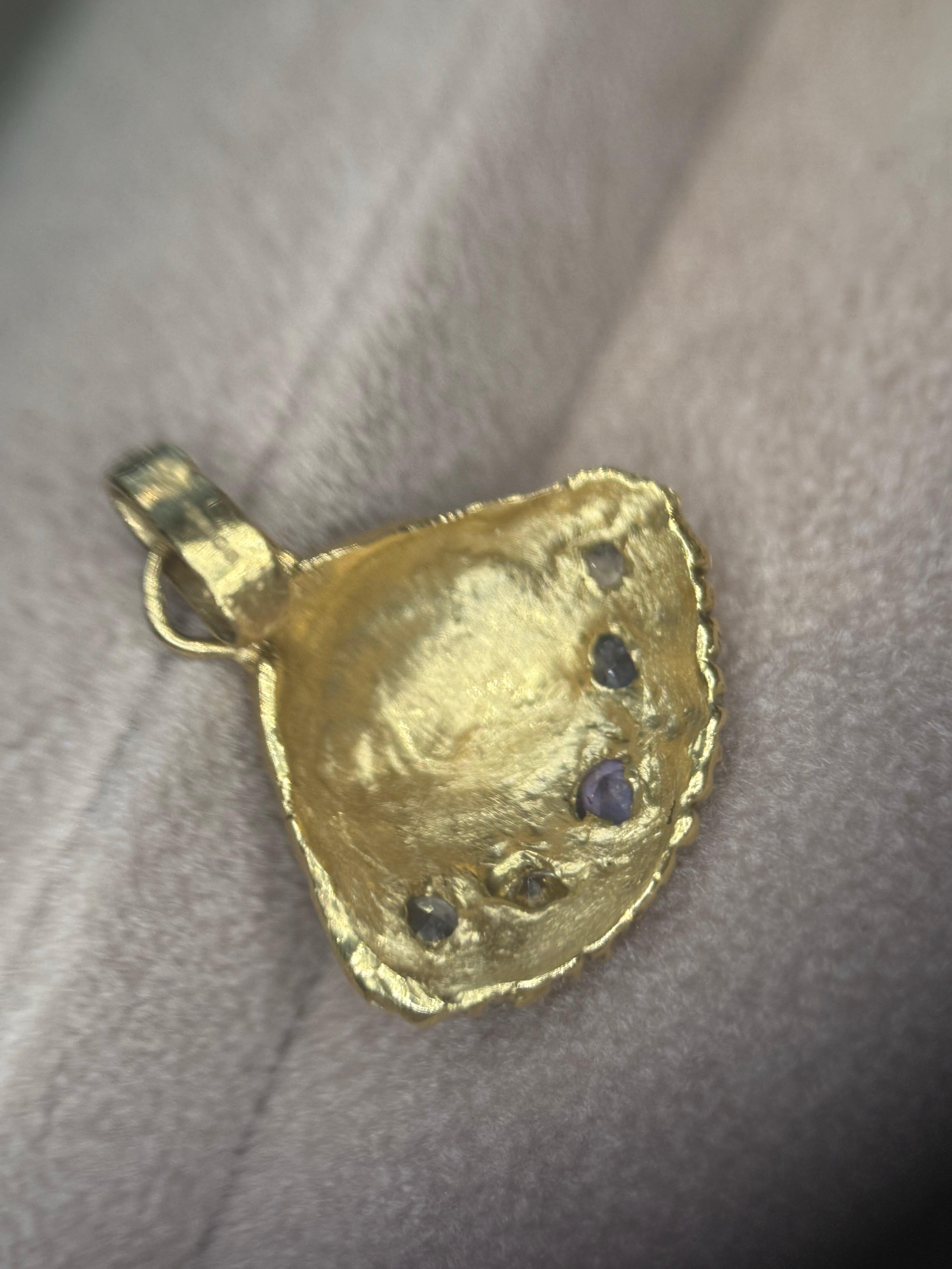Donna Collana con ciondolo conchiglia di mare Leto Lama con zaffiri in oro 18 carati ispirata all'oceano in vendita