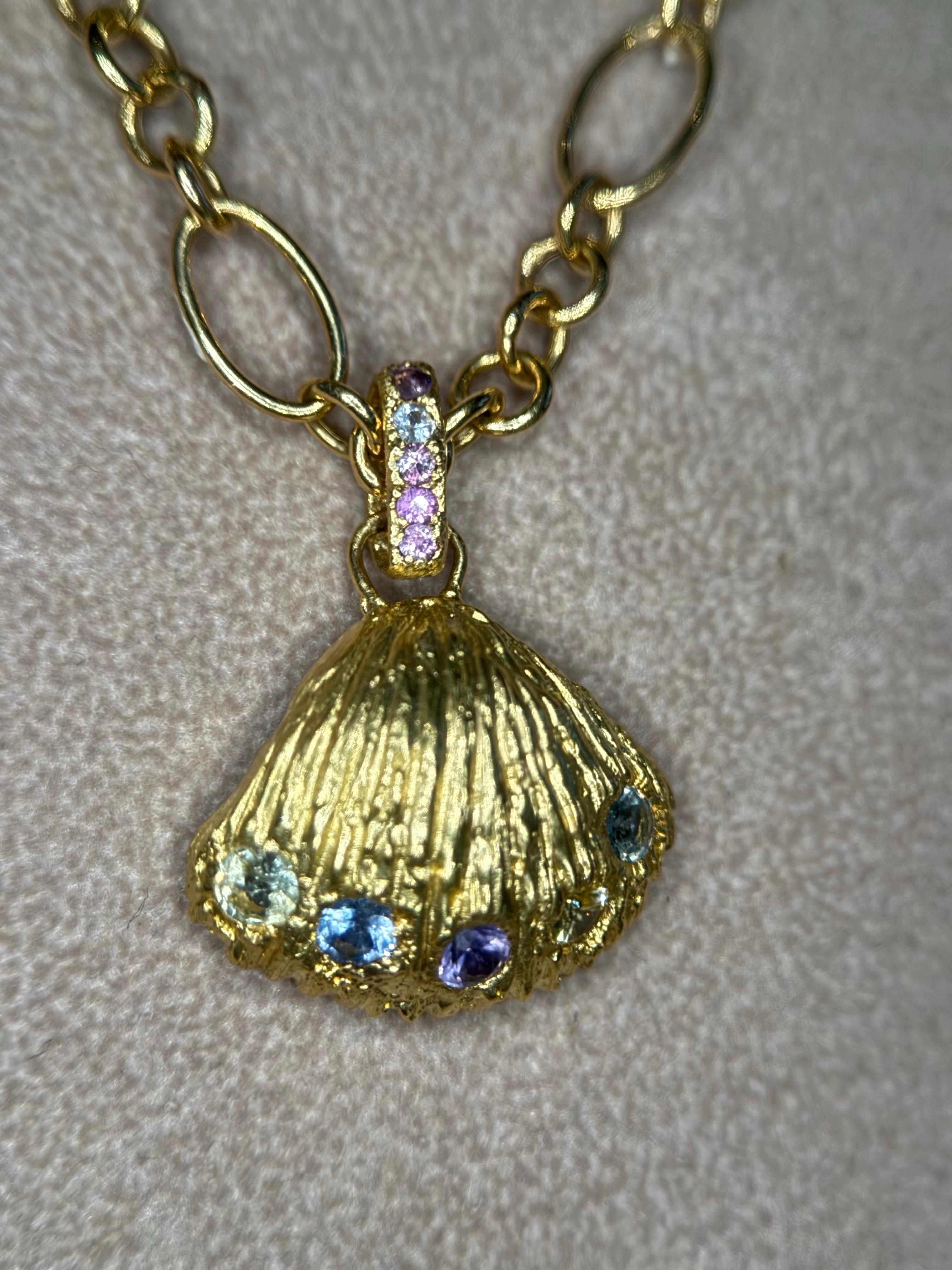 Collana con ciondolo conchiglia di mare Leto Lama con zaffiri in oro 18 carati ispirata all'oceano in vendita 1