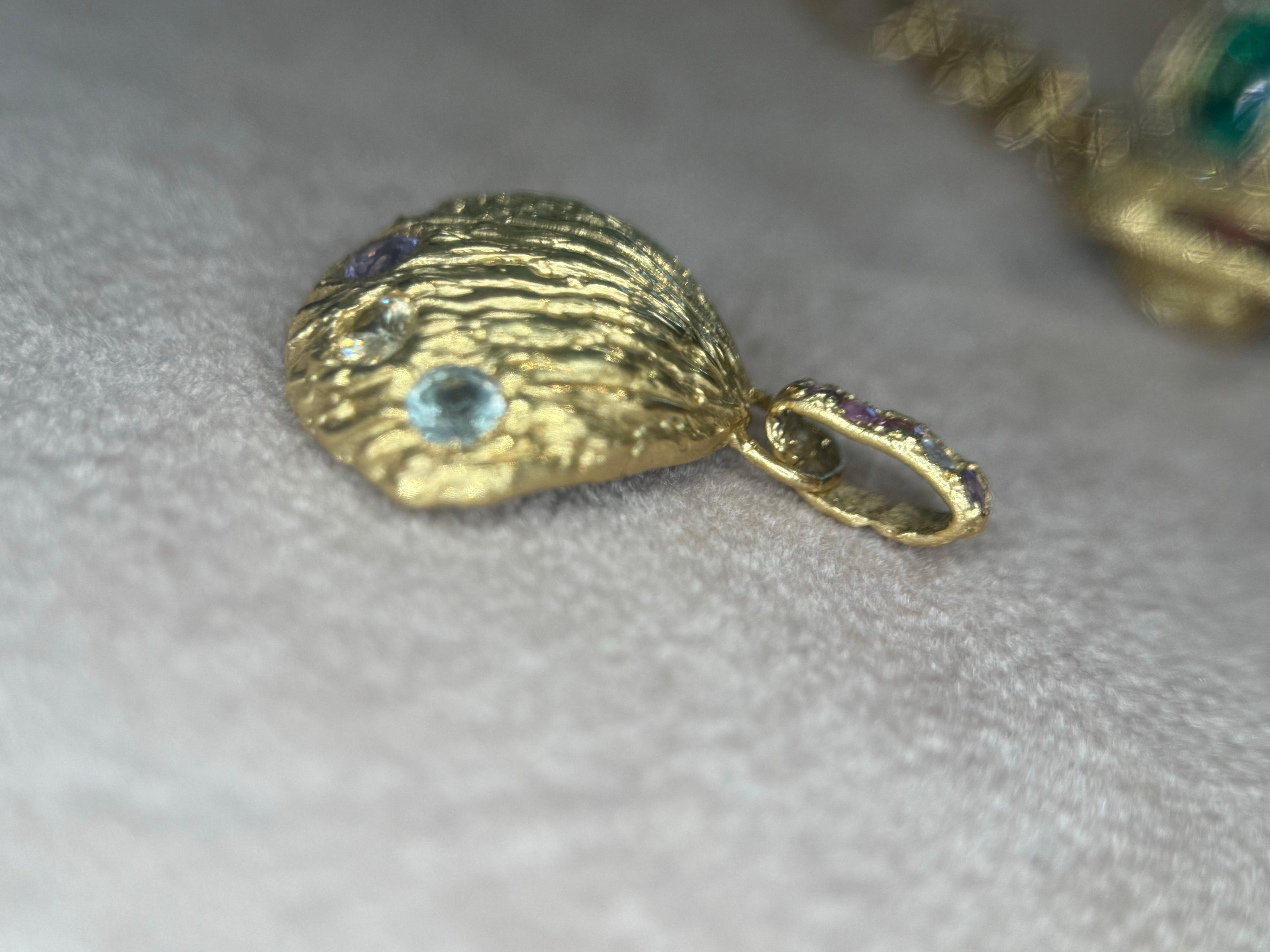 Collana con ciondolo conchiglia di mare Leto Lama con zaffiri in oro 18 carati ispirata all'oceano in vendita 2