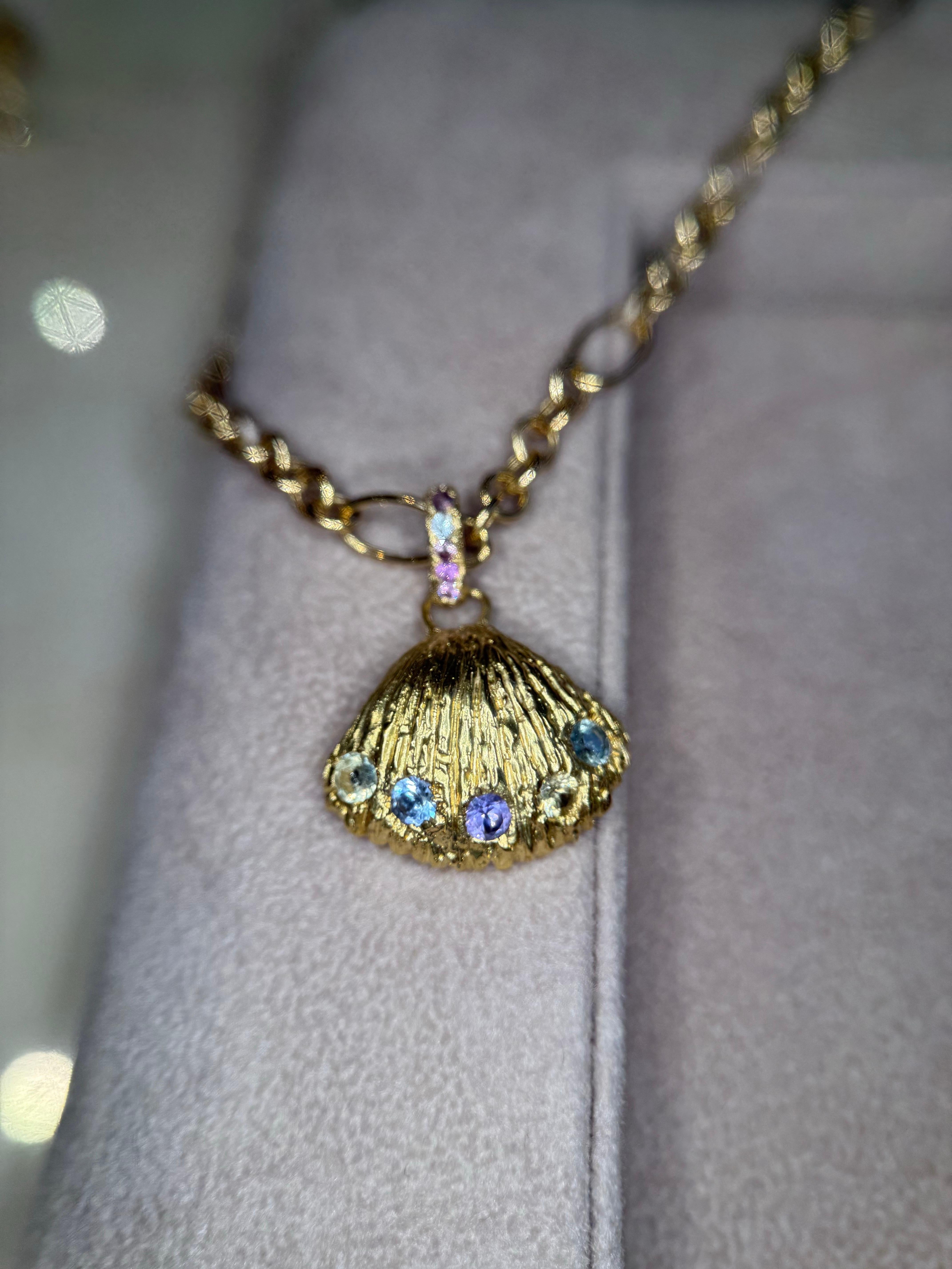 Collana con ciondolo conchiglia di mare Leto Lama con zaffiri in oro 18 carati ispirata all'oceano in vendita 3