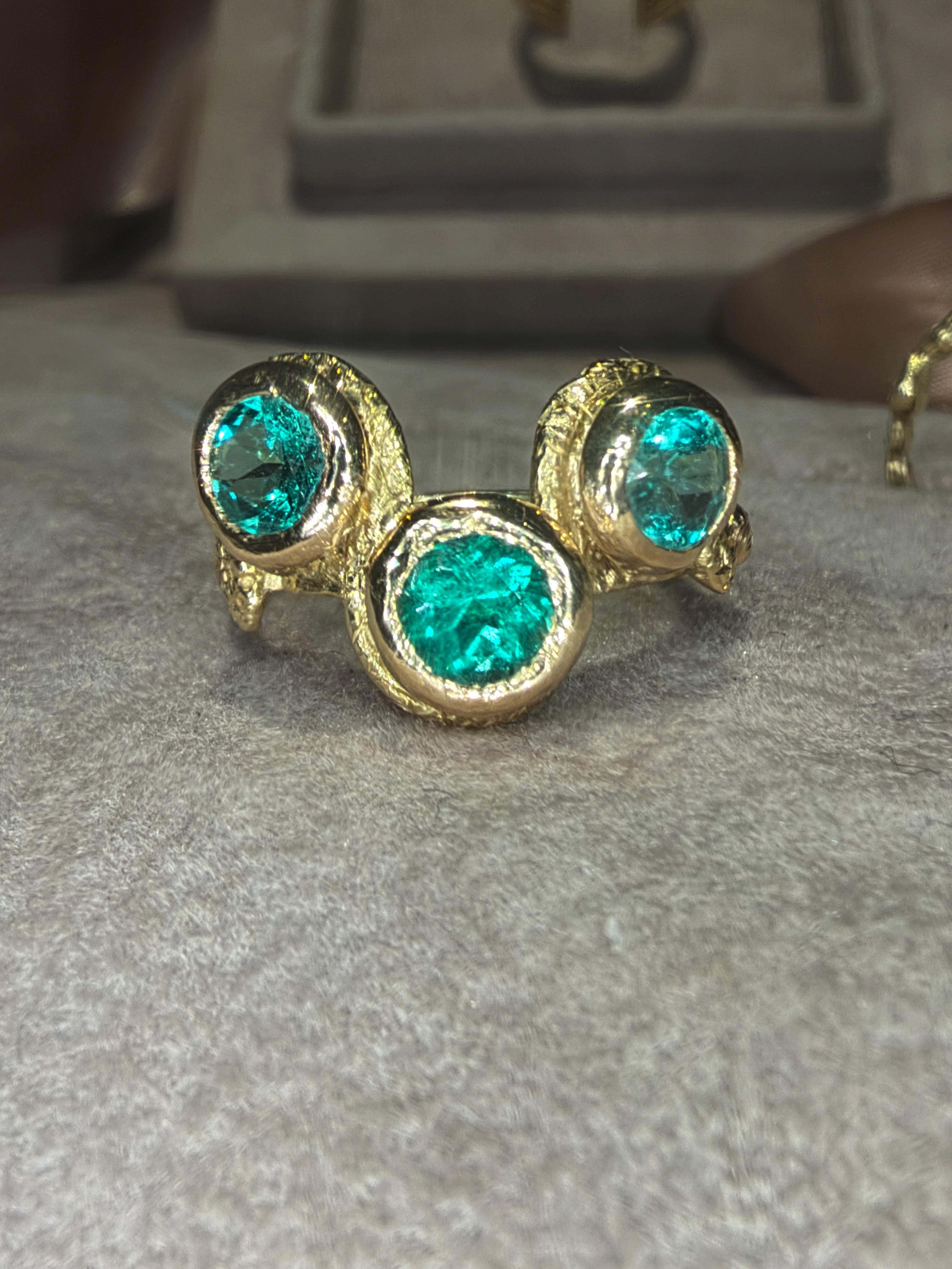 Leto Lama Bague serpent à trois émeraudes  Or 18 ct en vente 6