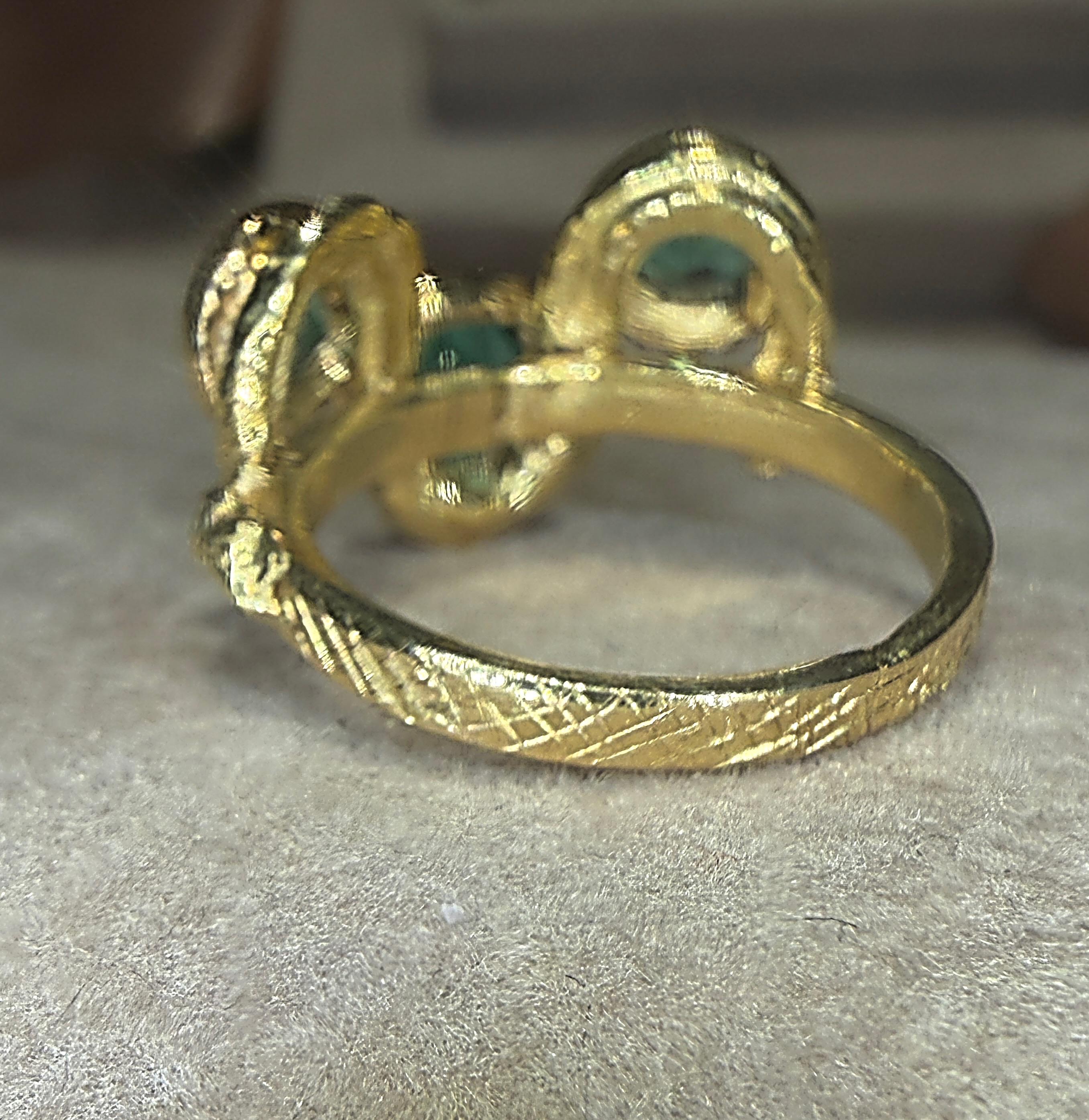 Leto Lama Bague serpent à trois émeraudes  Or 18 ct en vente 9