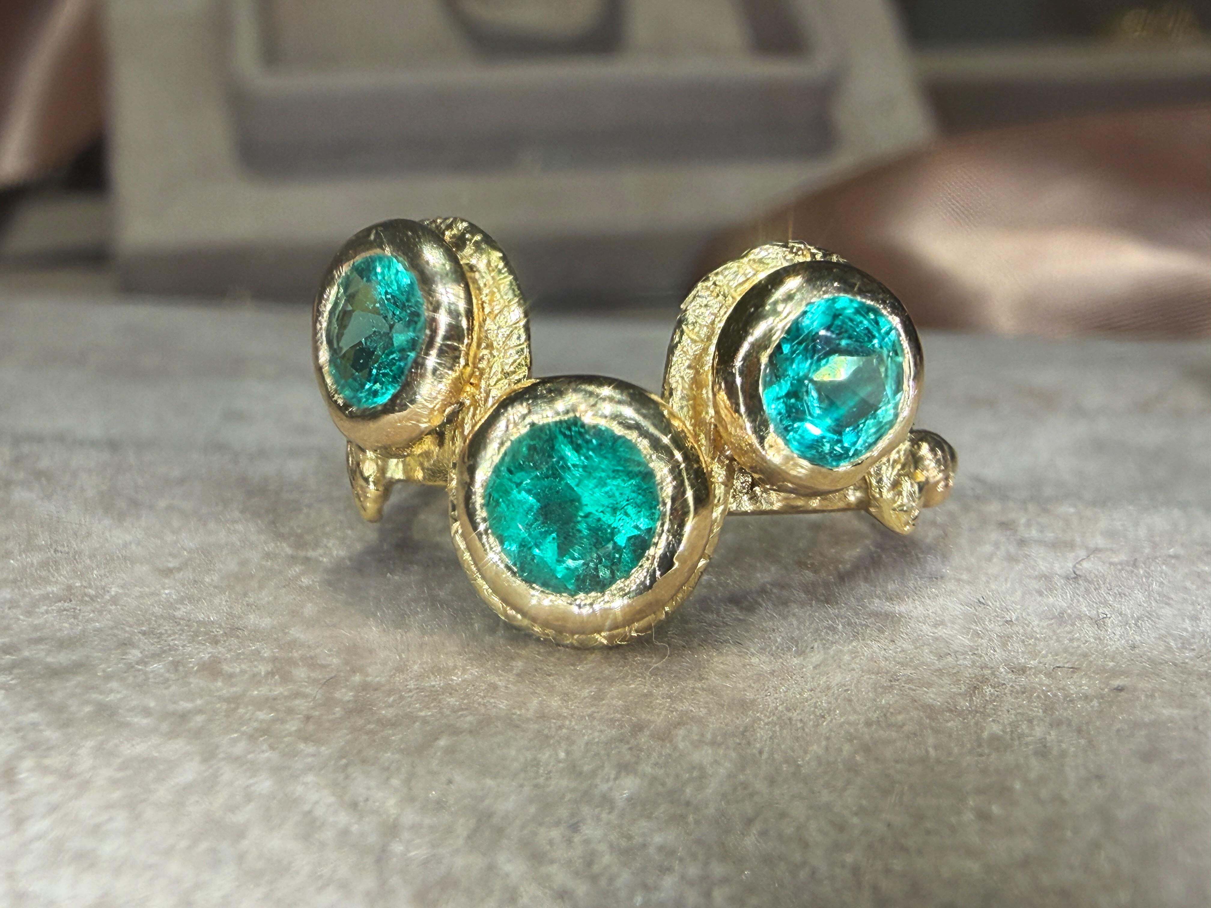 Leto Lama Bague serpent à trois émeraudes  Or 18 ct en vente 10