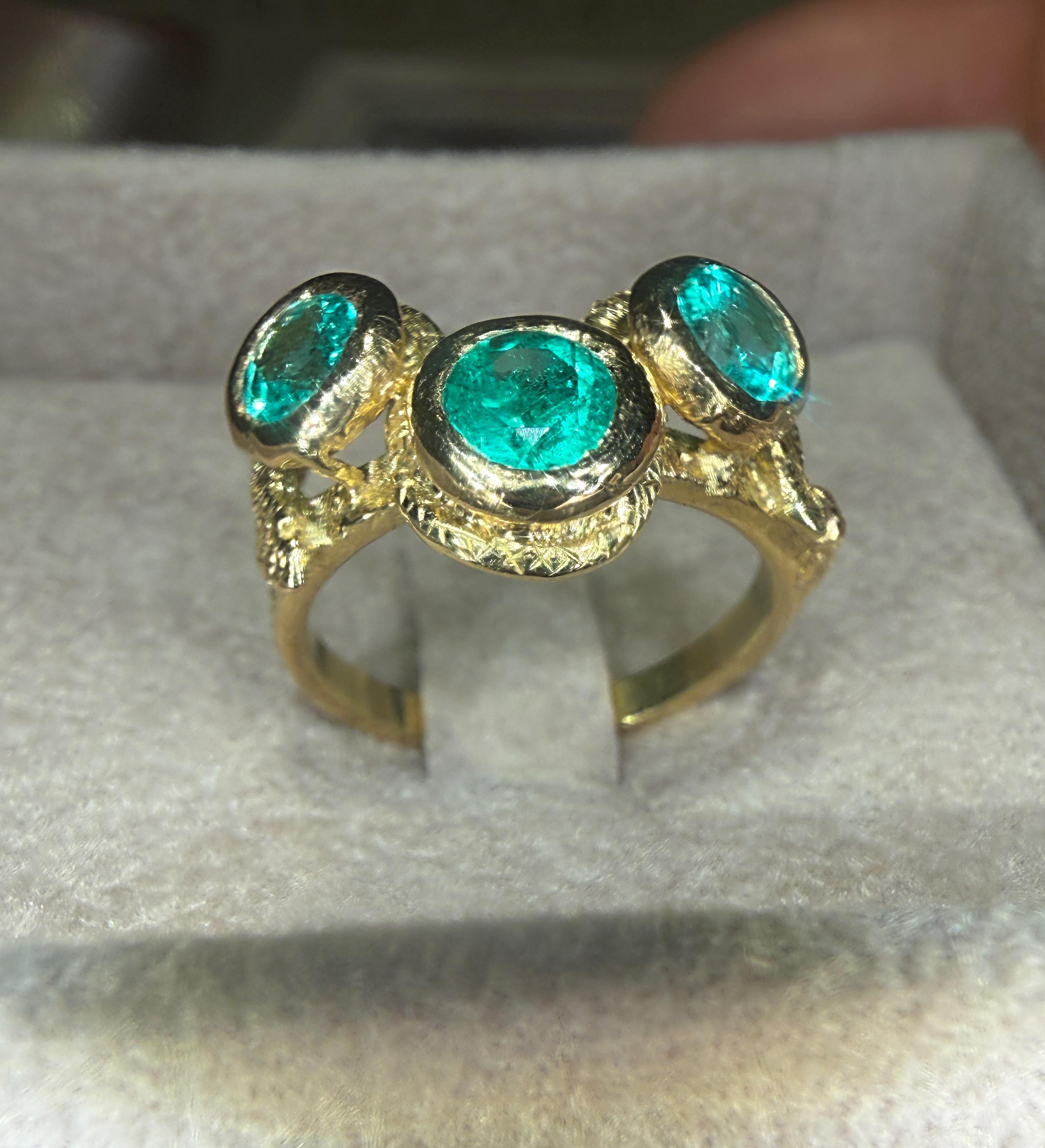 Leto Lama Bague serpent à trois émeraudes  Or 18 ct en vente 12