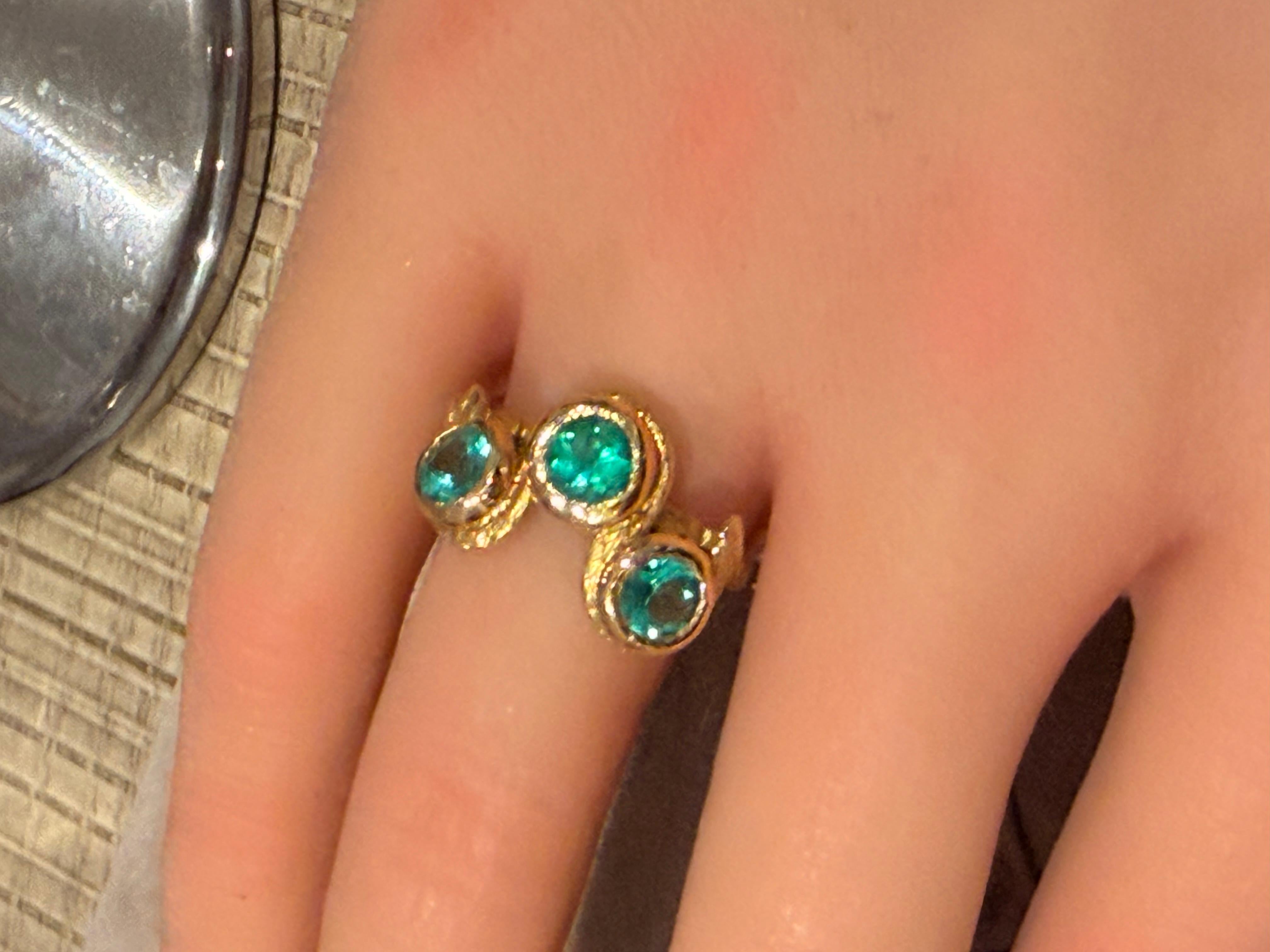 Moderne Leto Lama Bague serpent à trois émeraudes  Or 18 ct en vente