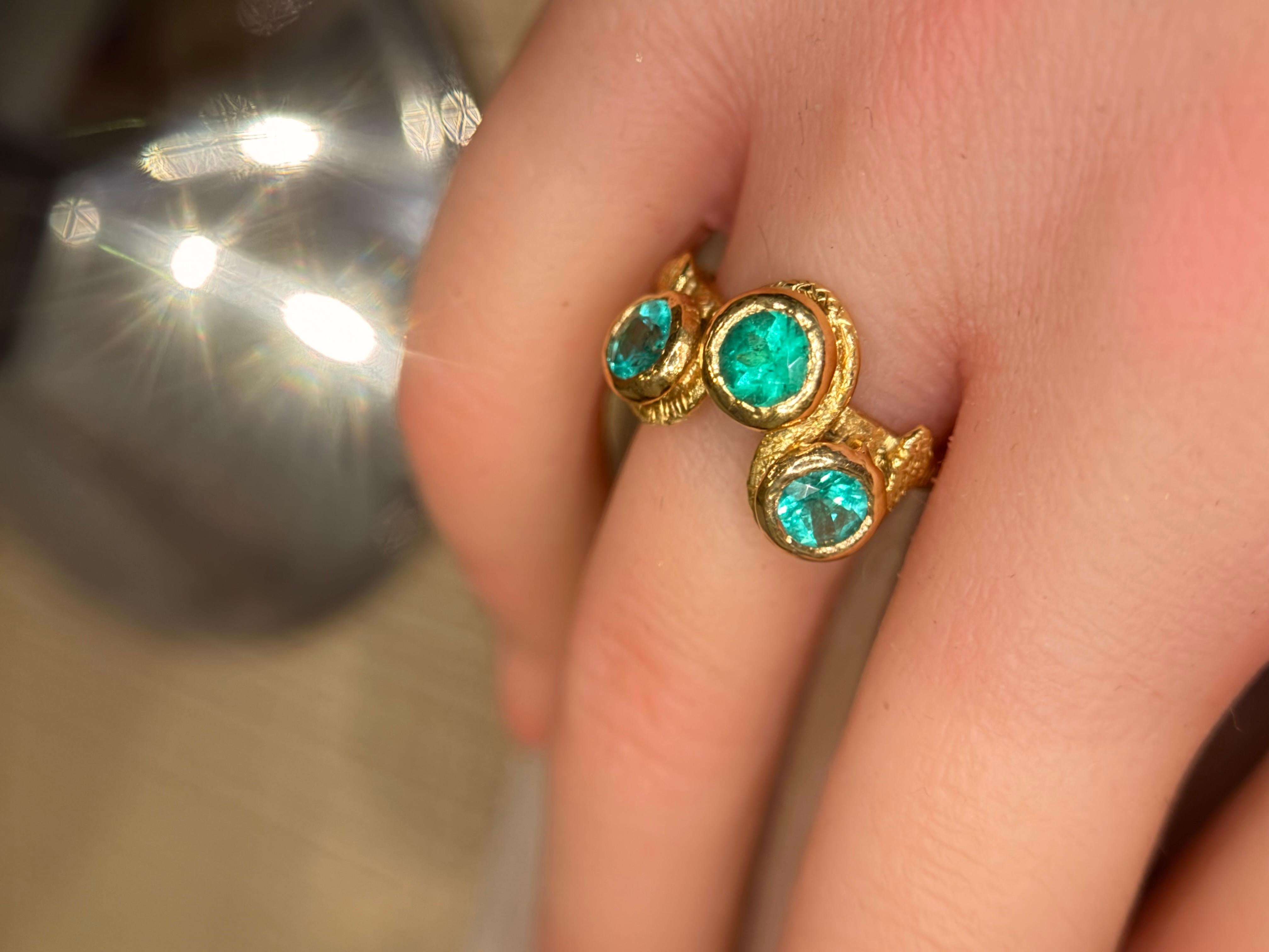 Taille ronde Leto Lama Bague serpent à trois émeraudes  Or 18 ct en vente