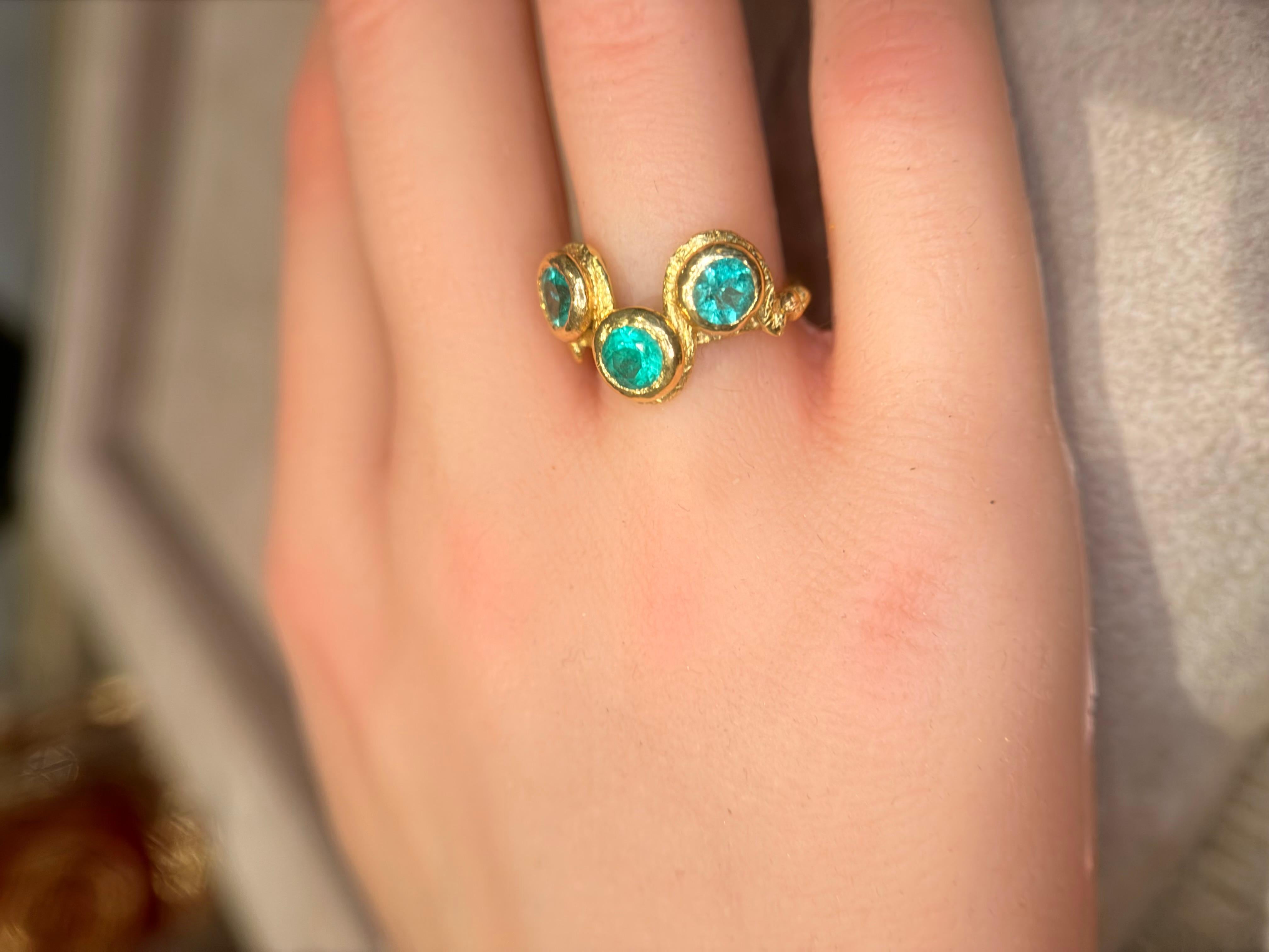 Leto Lama Bague serpent à trois émeraudes  Or 18 ct Neuf - En vente à London, GB