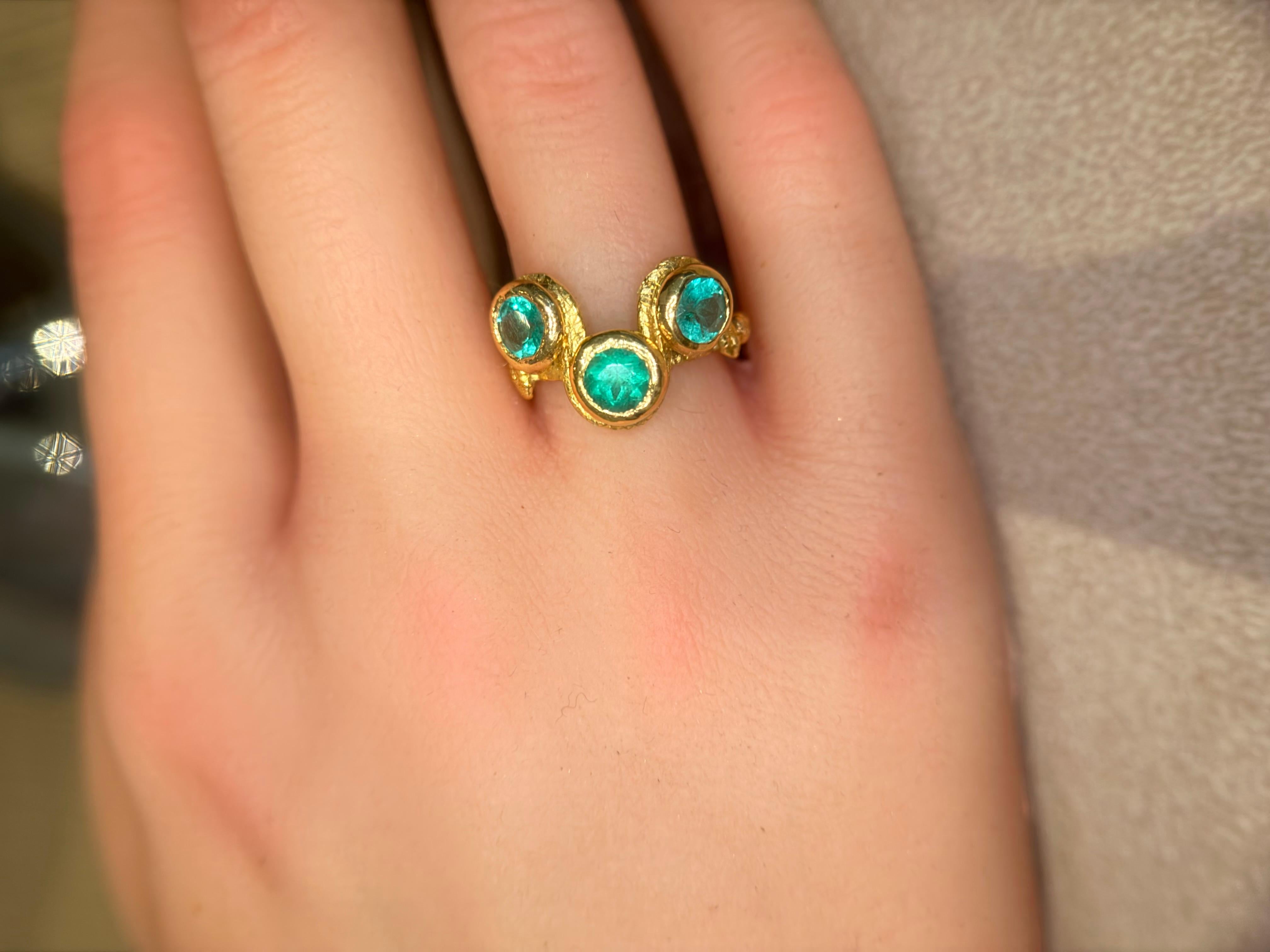 Leto Lama Bague serpent à trois émeraudes  Or 18 ct en vente 1