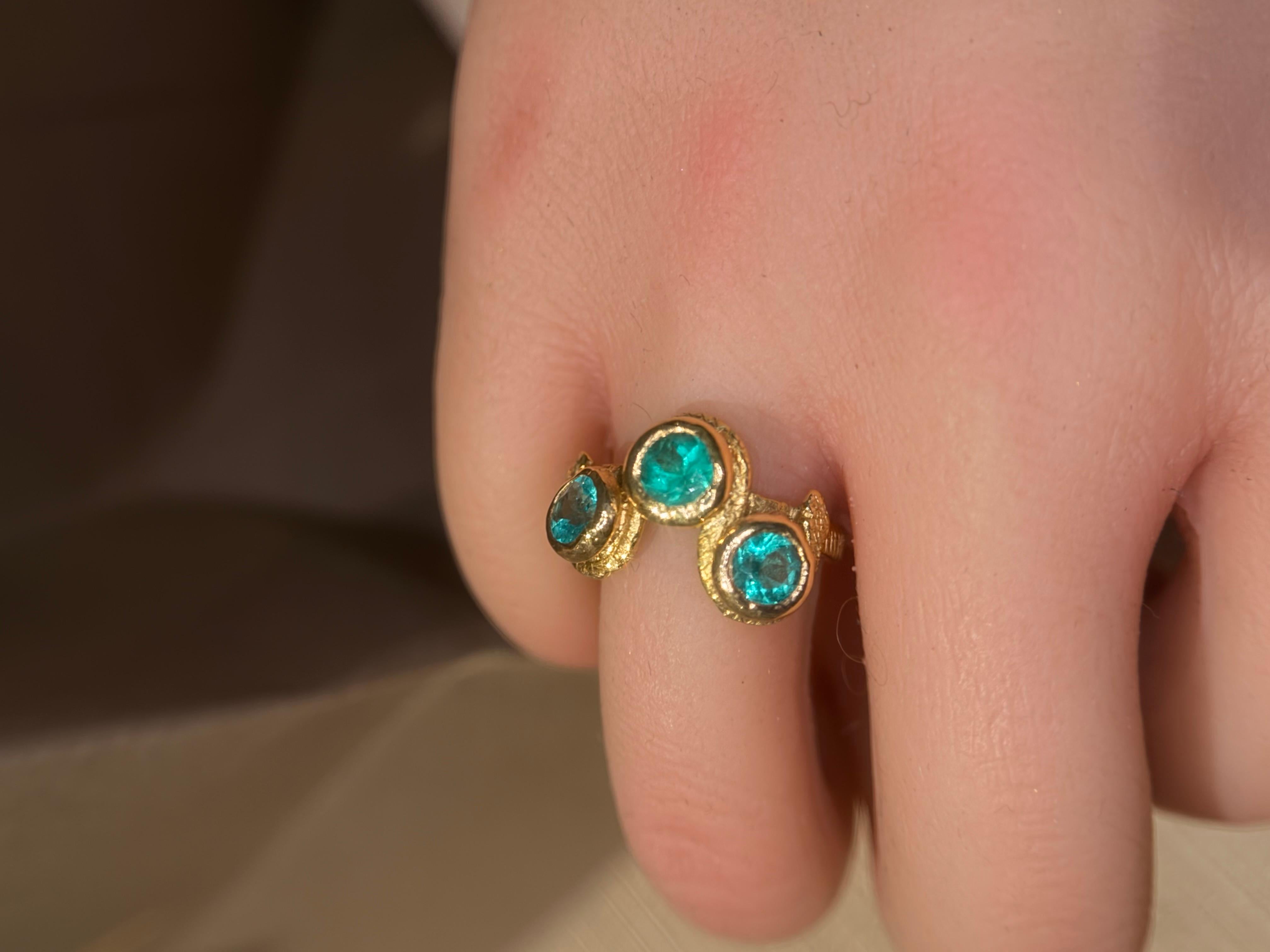 Leto Lama Bague serpent à trois émeraudes  Or 18 ct en vente 2