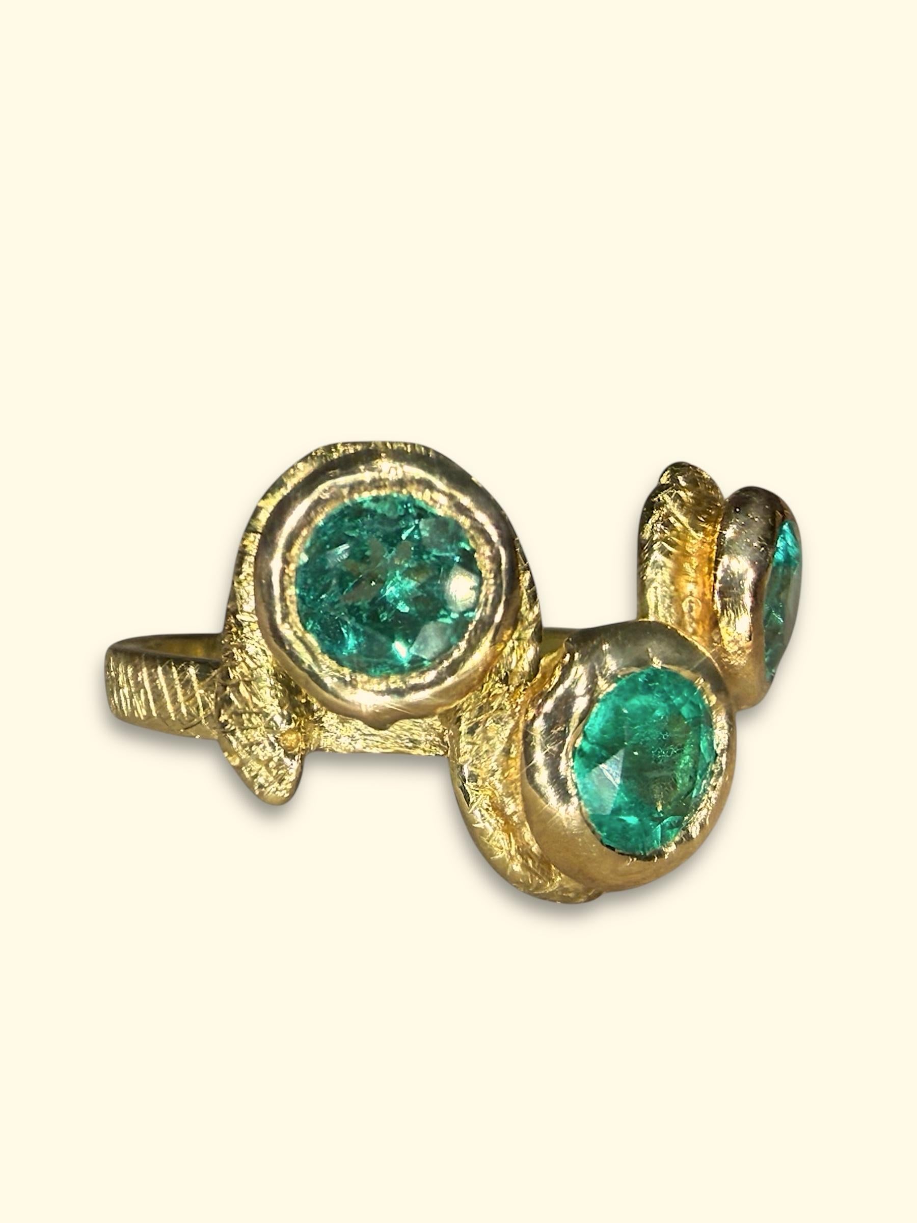 Leto Lama Bague serpent à trois émeraudes  Or 18 ct en vente 3