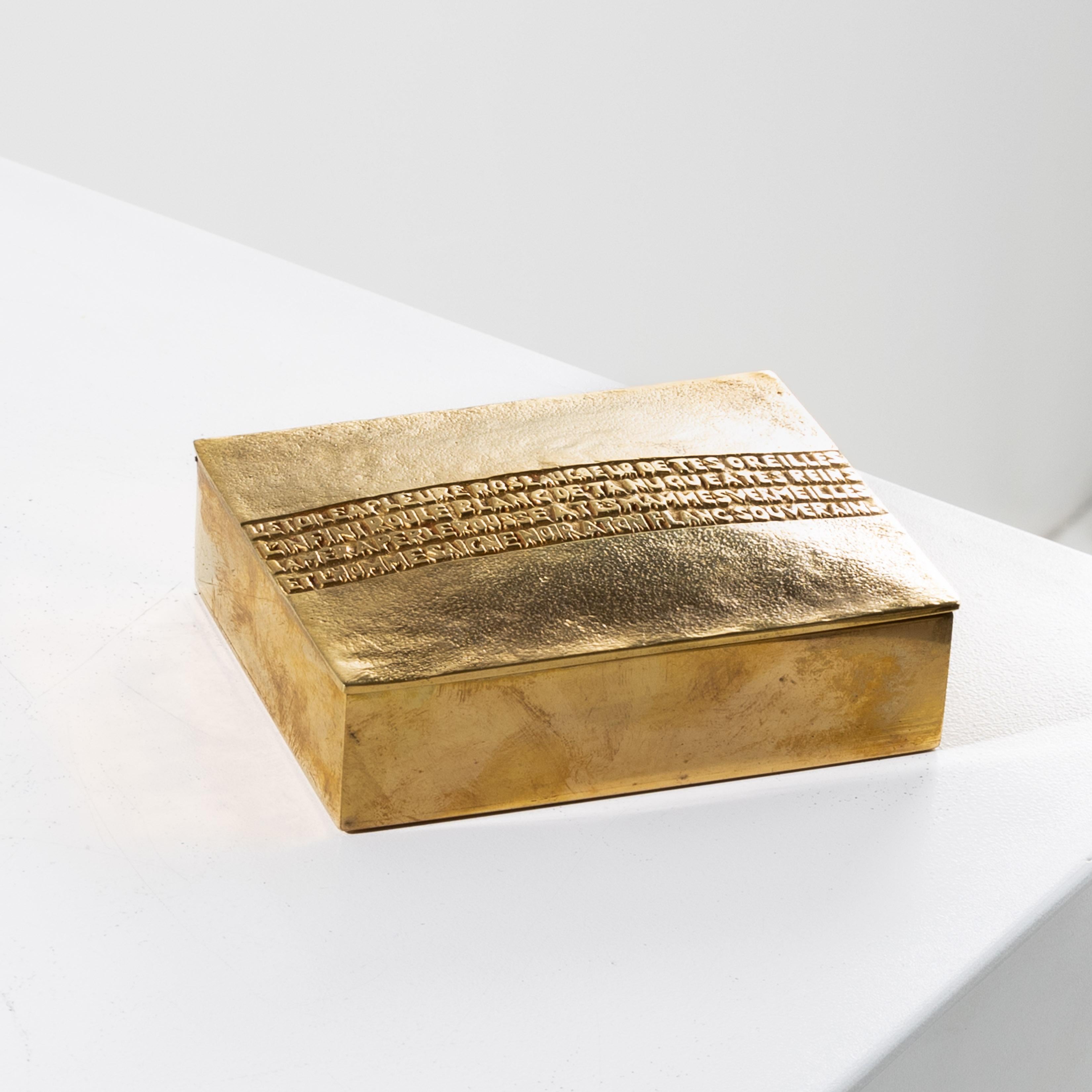 L’étoile a pleuré rose by Line Vautrin.
Rare gilded bronze box, with a convex lid adorned with a poem by Arthur Rimbaud (1854-1891).
This poem is taken from “Poésies” (1870-1871).
Decor present on the lid:
L’étoile a pleuré rose au coeur de tes