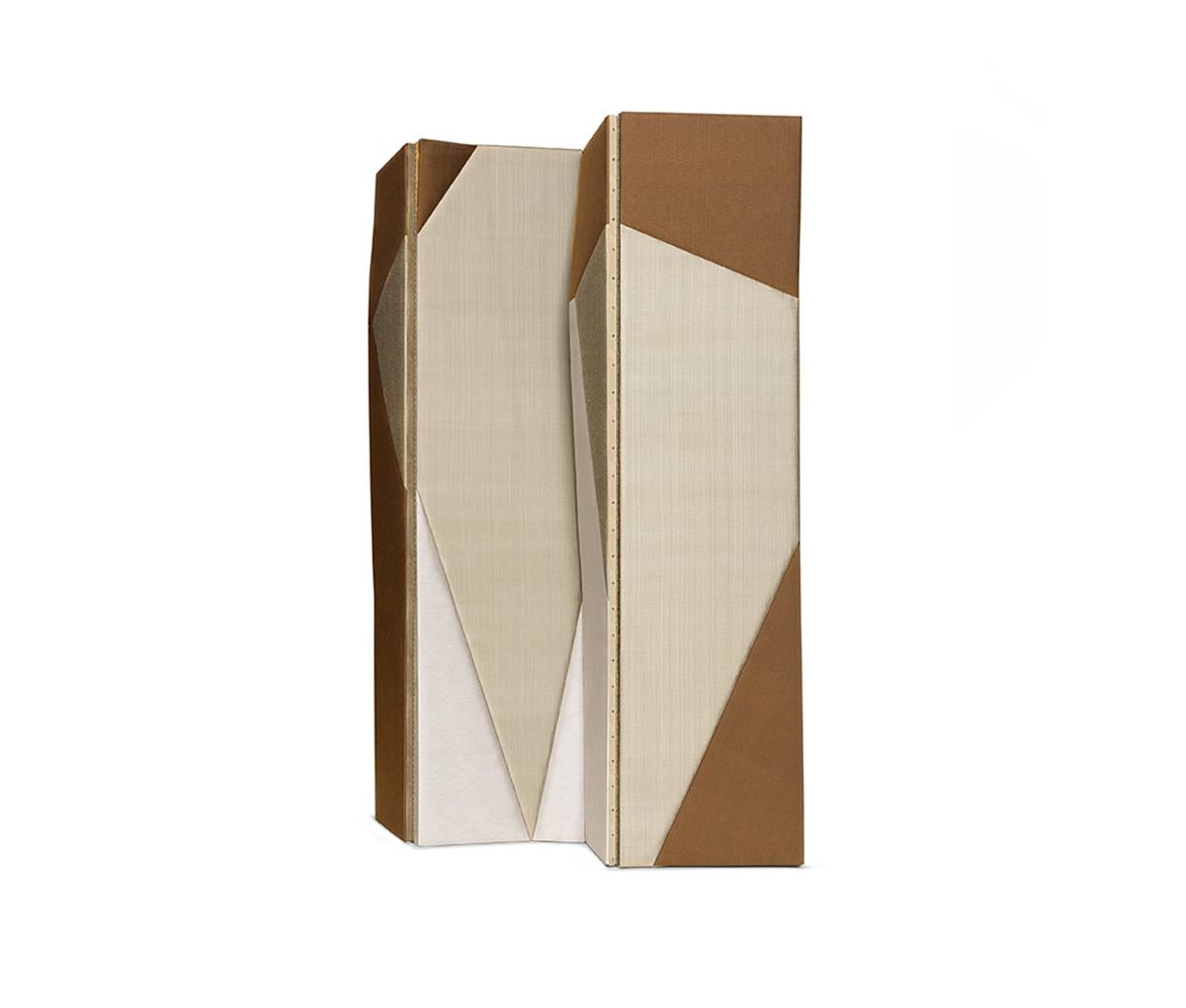 Giochiamo al paravento Foldes di Munna
Dimensioni: D 8 x L 195 x H 200 cm. 
Materiali: Wood, tappezzeria e ottone.
Finitura: Tappezzeria: Seta selvatica, rif. A. Silver, WS07, rif. Chestnut, WS03, e rif. Bronzo, WS02. Dettagli in metallo: Ottone