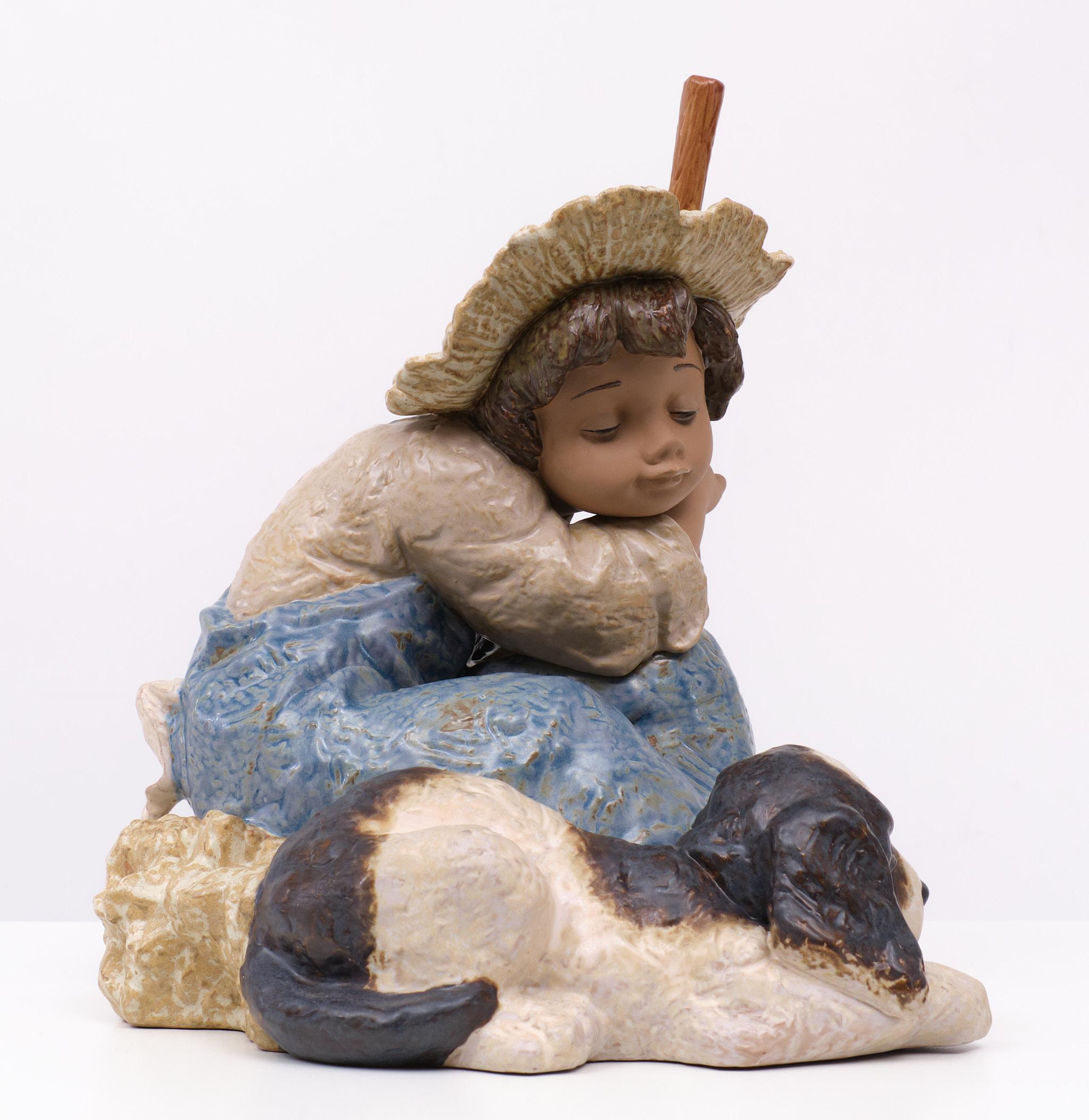 Let's Rest by Lladró Spain  Sculptor: Francisco Polope  Very nice large Lladró
figurine . Little Country boy ,with its Dog . Gres Porcelain  not longer in production . 
Spanish Name: Nino Granjero. Very good condition . 