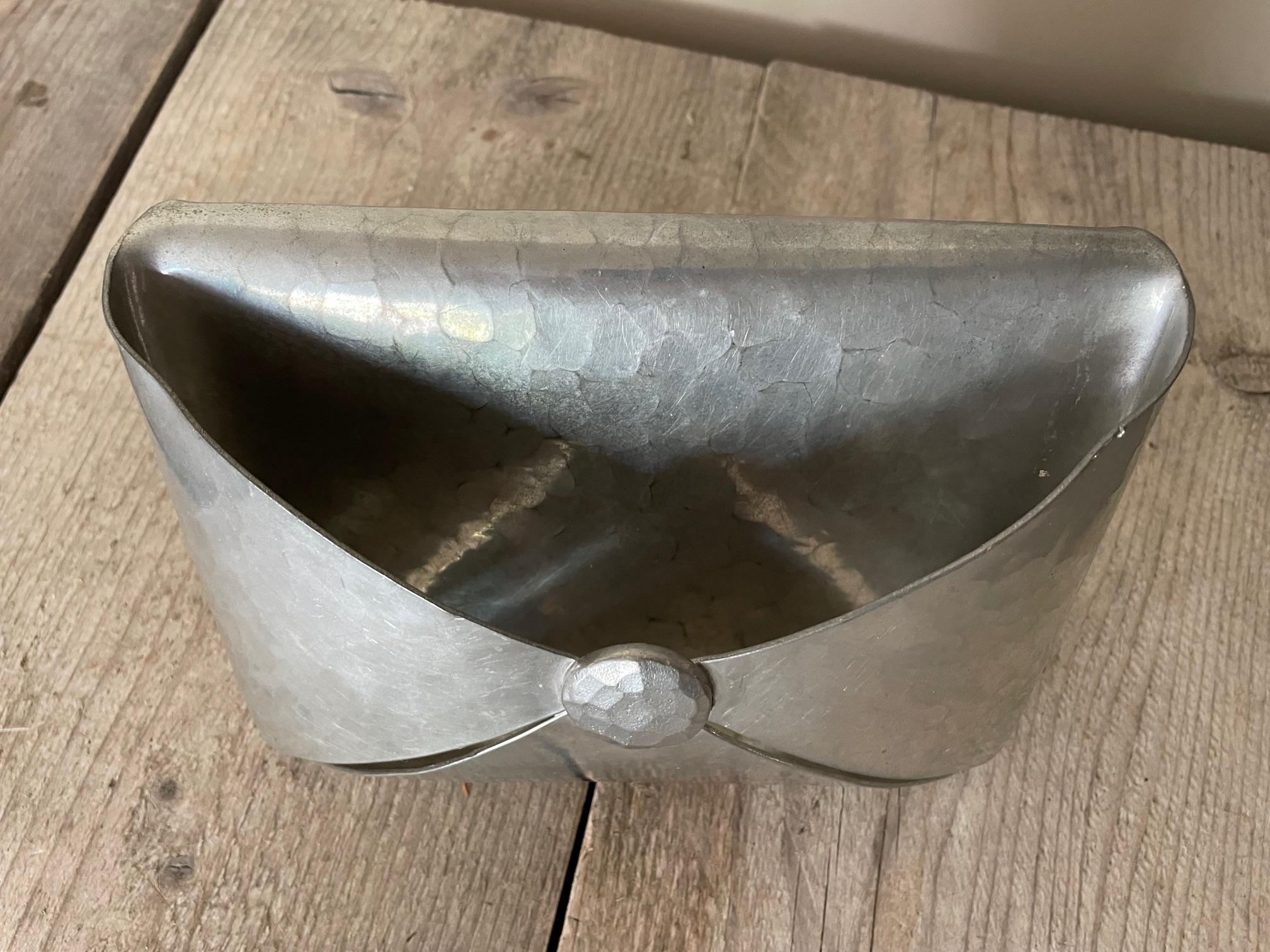Briefkasten aus Zinn von Jean Goardere, handgehämmert von einem der besten Handwerker Frankreichs, ein bemerkenswertes Stück Arbeit.
Sie wird auf einem Schreibtisch wunderbar aussehen.