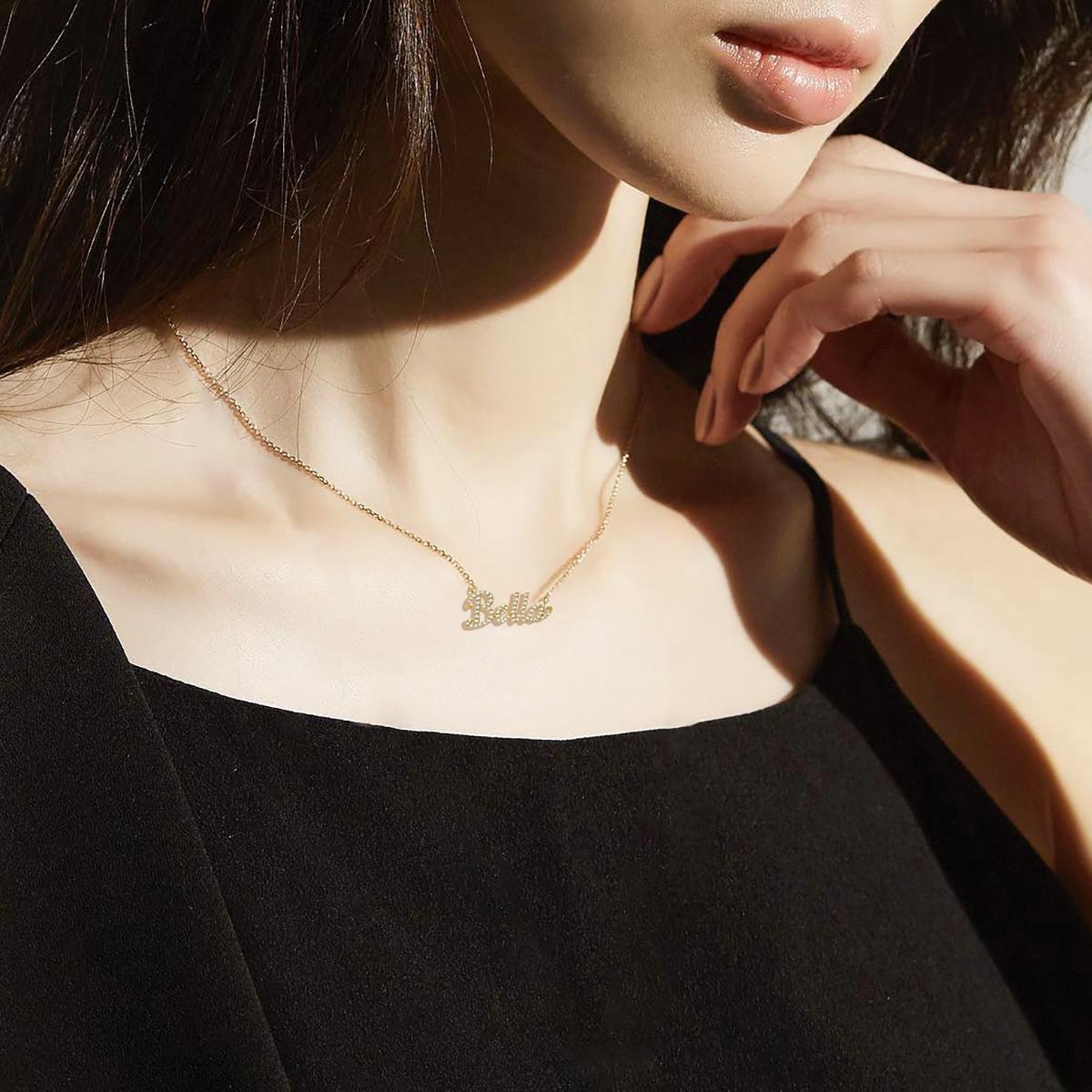 Celebra un'eleganza senza tempo con la collana personalizzata 
