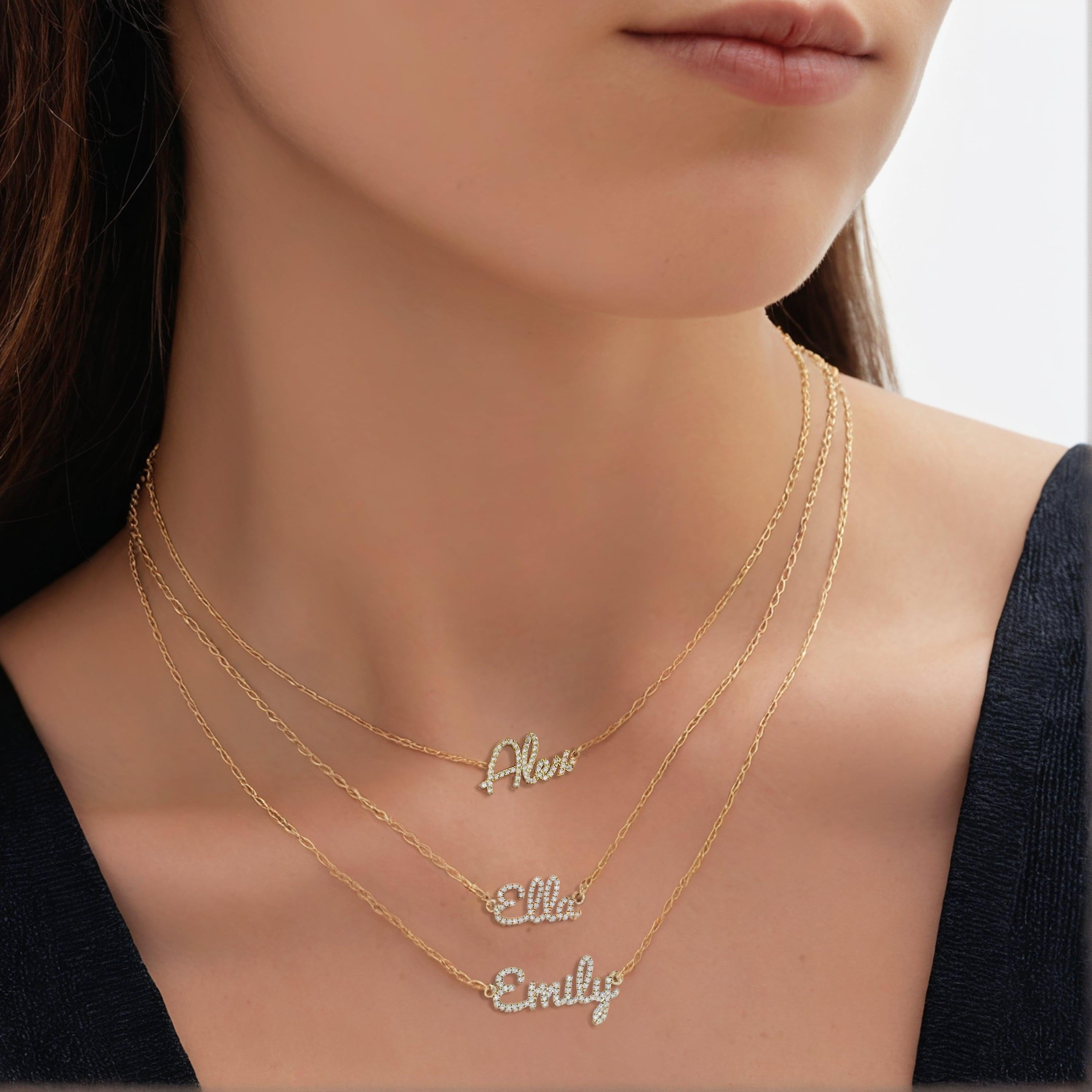 Collana personalizzata Bella Script in oro giallo 14K con diamanti In condizioni Nuovo in vendita a Los Angeles, CA