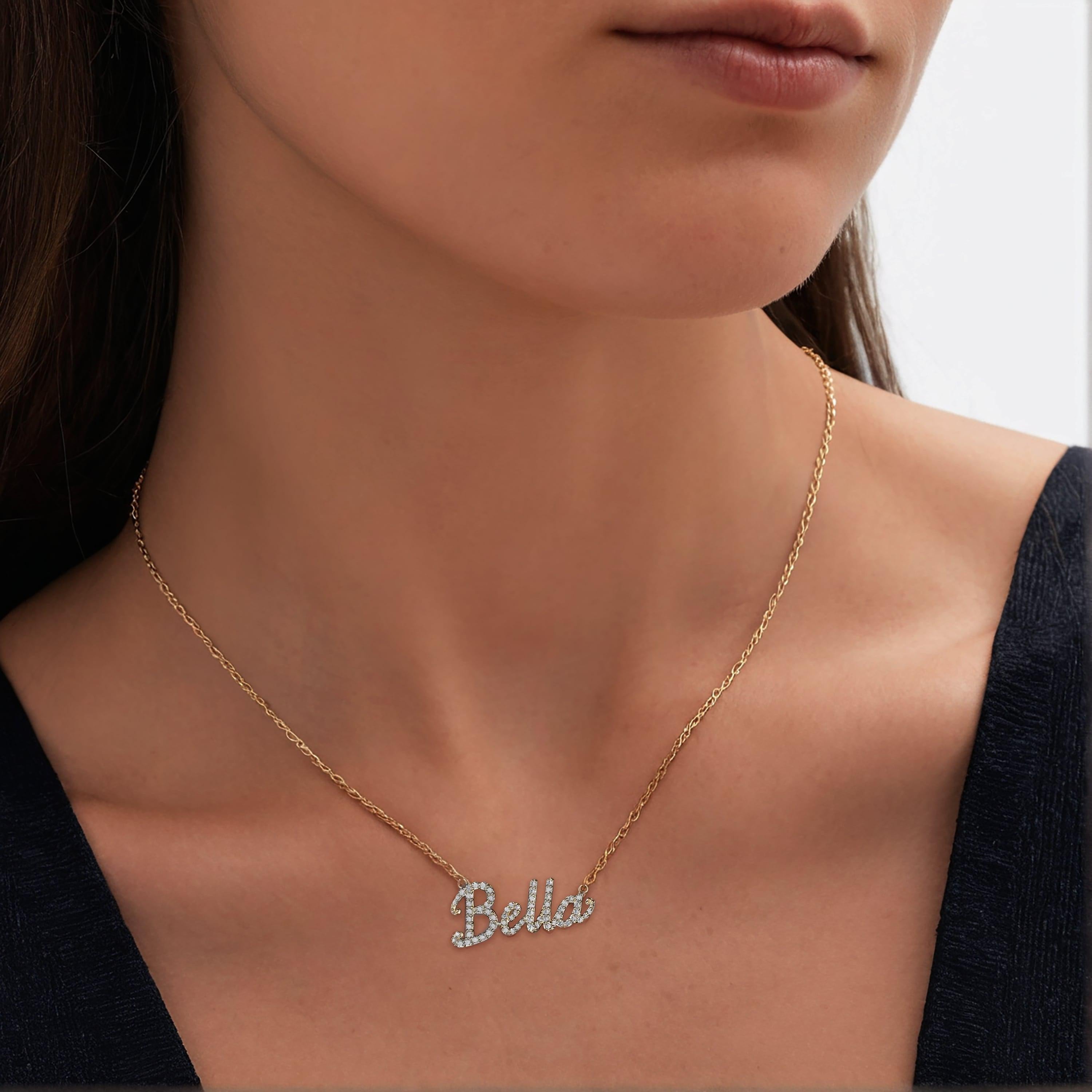 Donna Collana personalizzata Bella Script in oro giallo 14K con diamanti in vendita