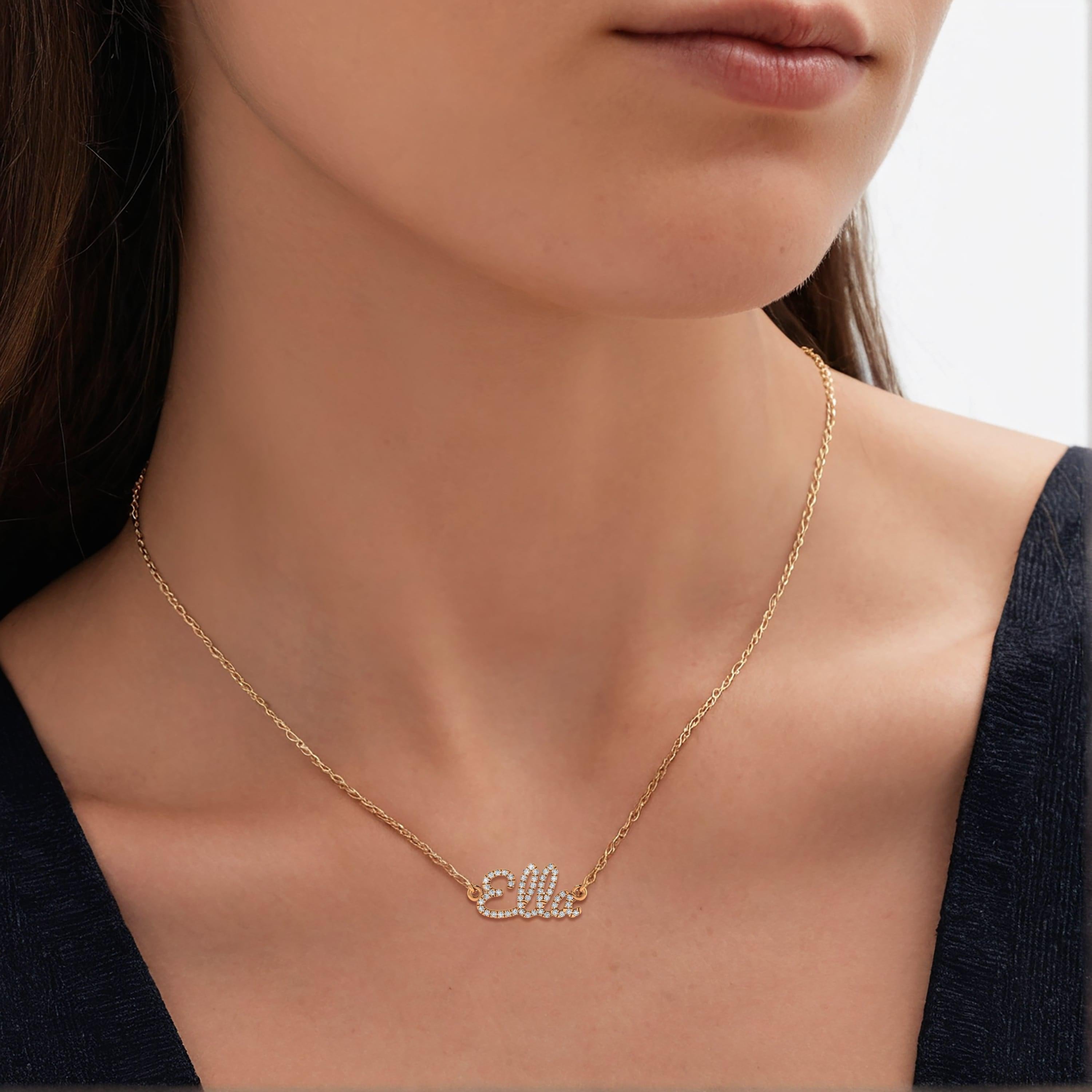 Collana personalizzata Bella Script in oro giallo 14K con diamanti in vendita 1