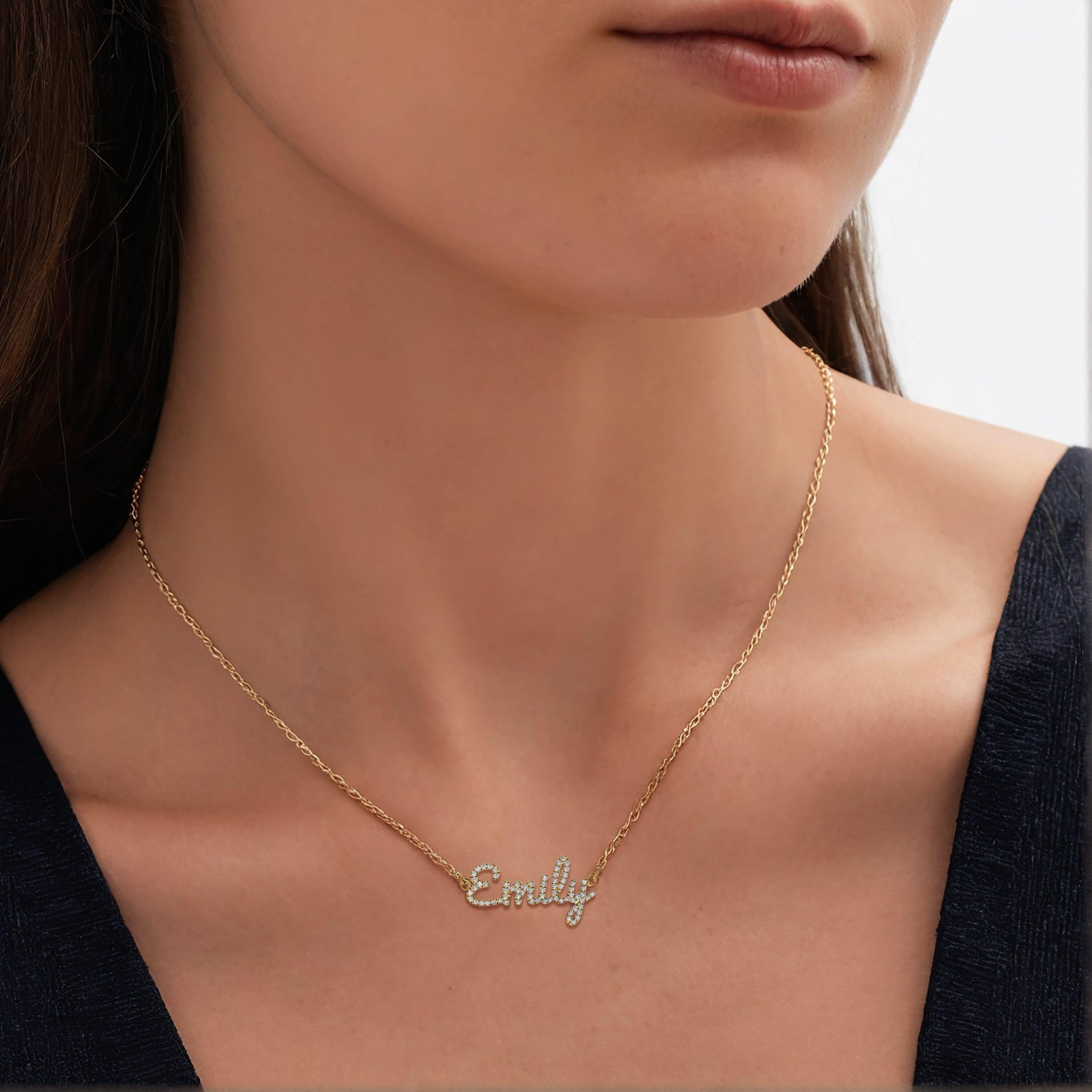 Collana personalizzata Bella Script in oro giallo 14K con diamanti in vendita 2