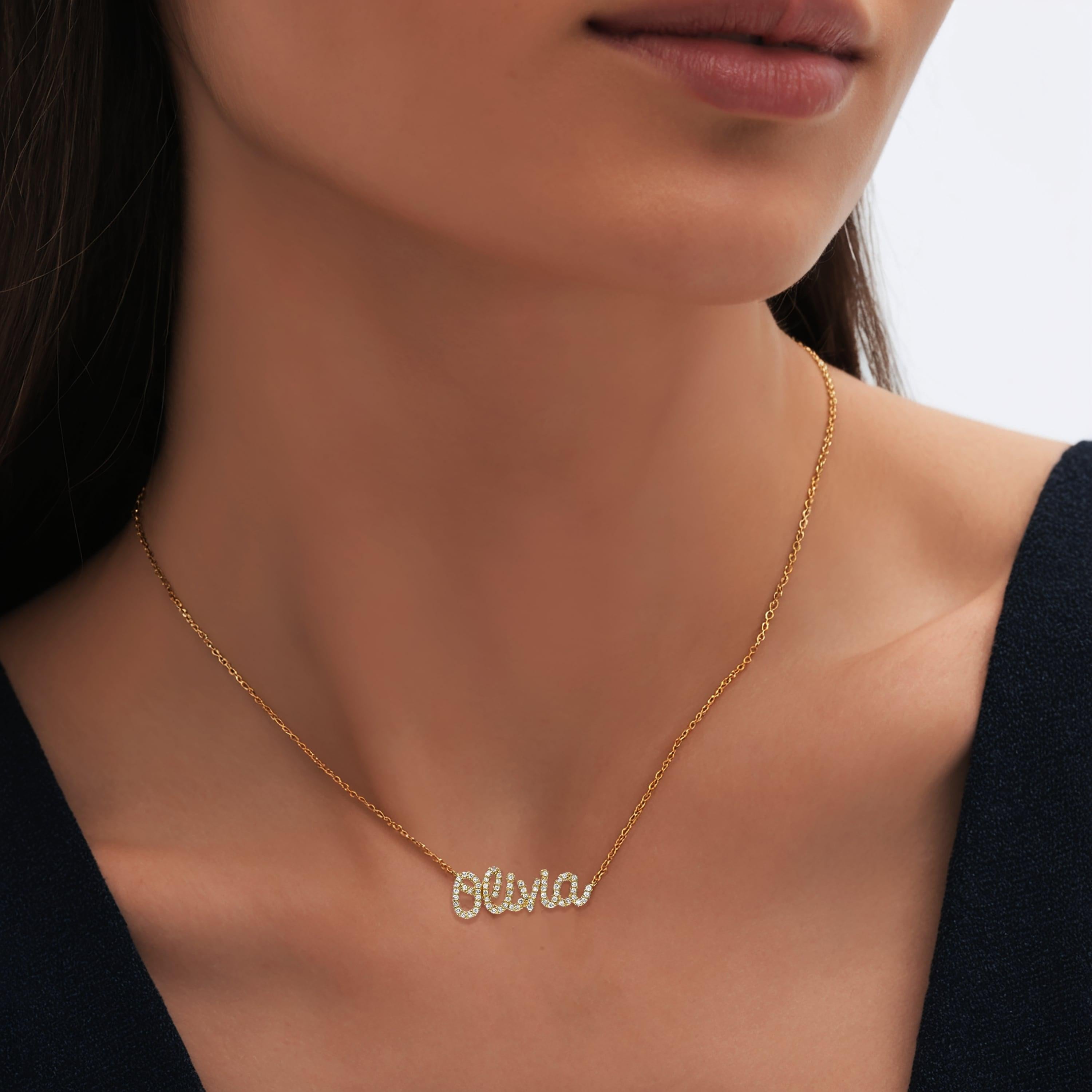 Collana personalizzata Bella Script in oro giallo 14K con diamanti in vendita 3