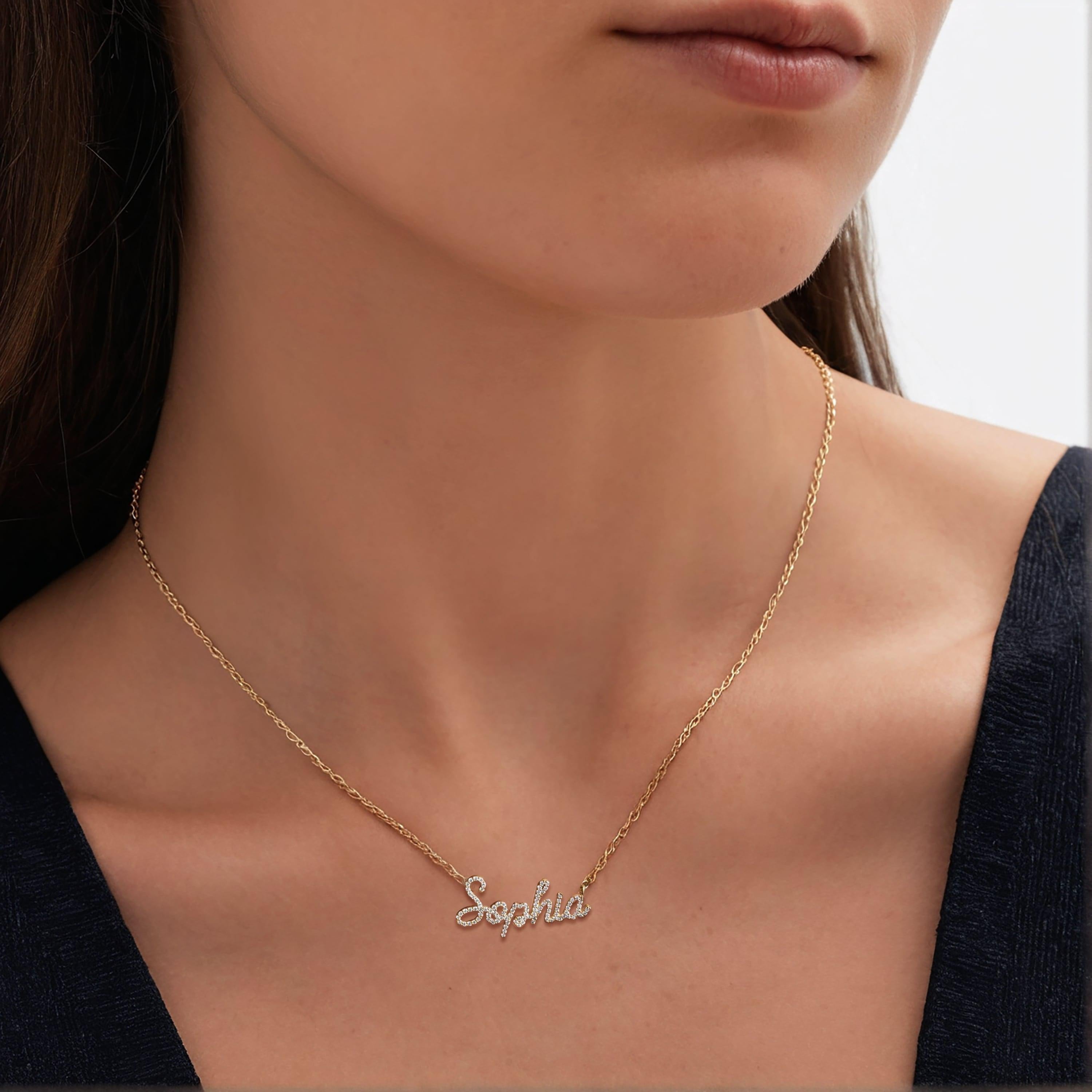 Collana personalizzata Bella Script in oro giallo 14K con diamanti in vendita 4