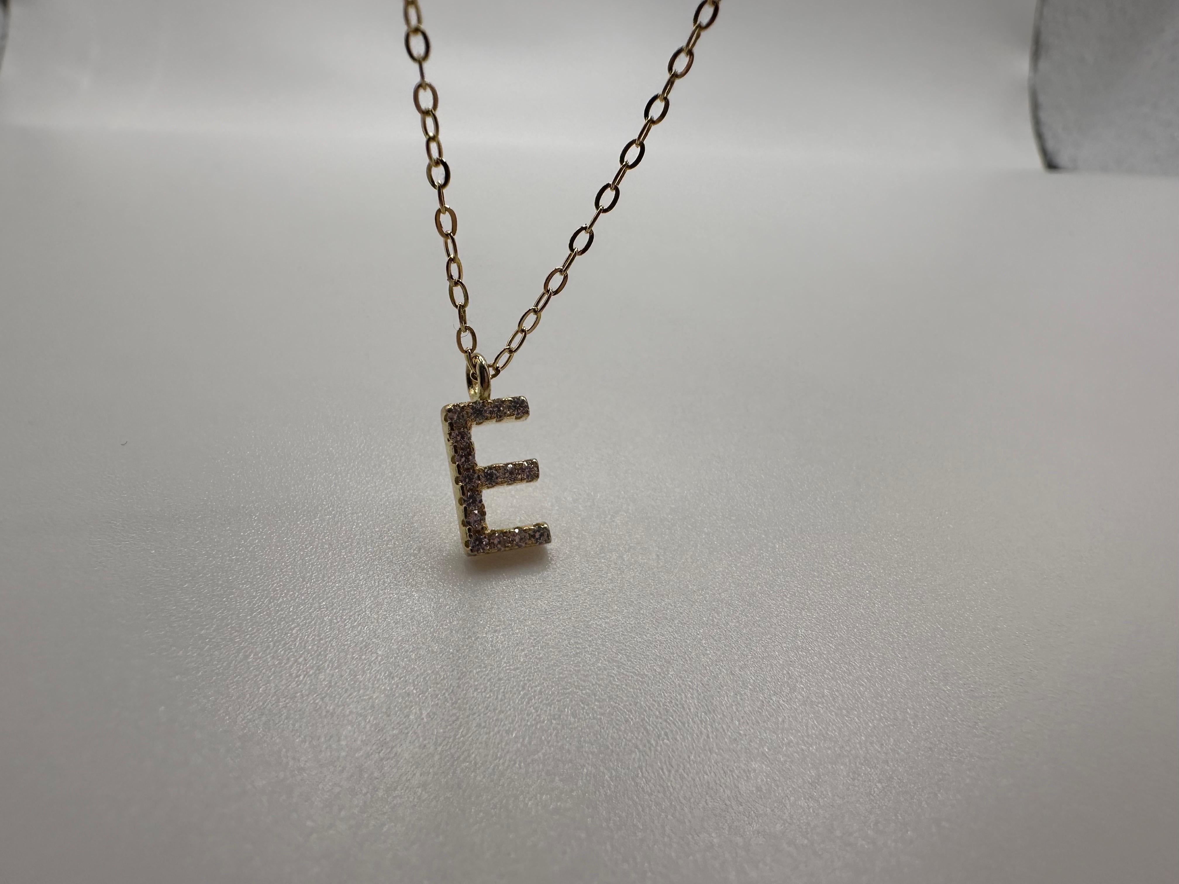 Round Cut Letter E pendant necklace 18KT yellow gold natural VS diamonds pendant 0.50ct For Sale