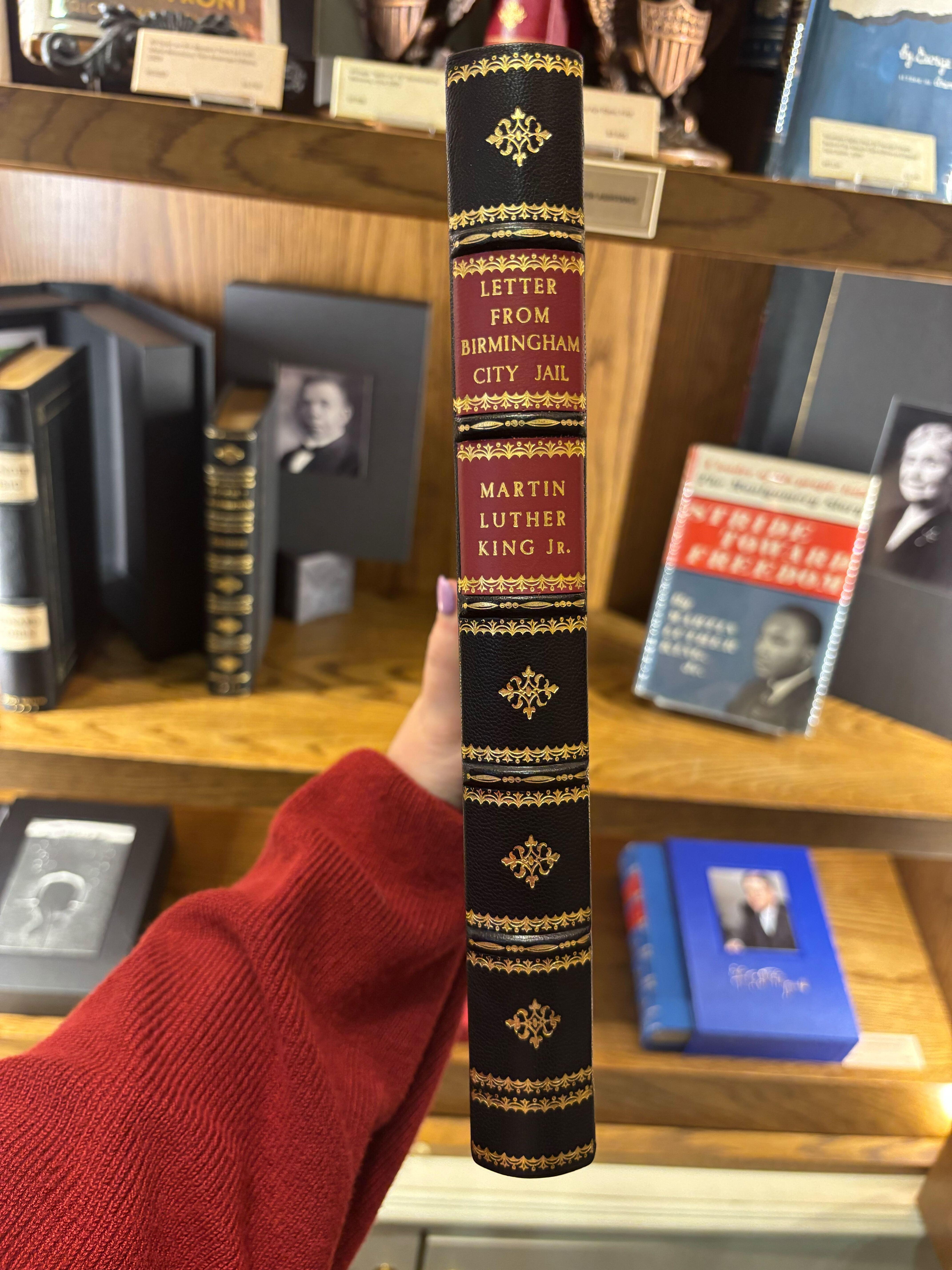 Letter From Birmingham City Jail par Martin Luther King Jr., Pamphlet imprimé en vente 4