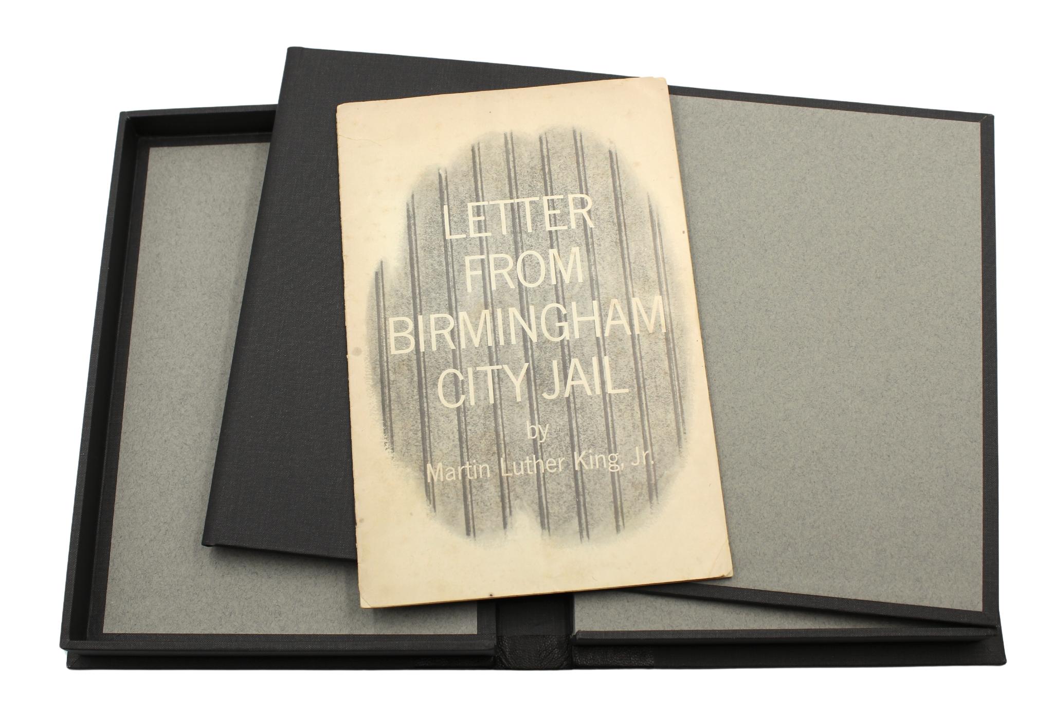 Embossé Letter From Birmingham City Jail par Martin Luther King Jr., Pamphlet imprimé en vente