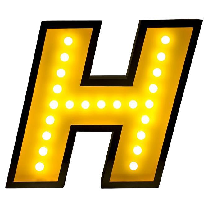 Lampen mit grafischem Buchstaben H