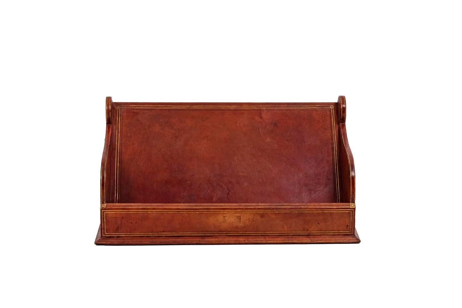 Letter holder in leather with one compartment. Curved-edge flanks. Inclined back. Gilt highlights along the edges.

Work realized in the 20th century.