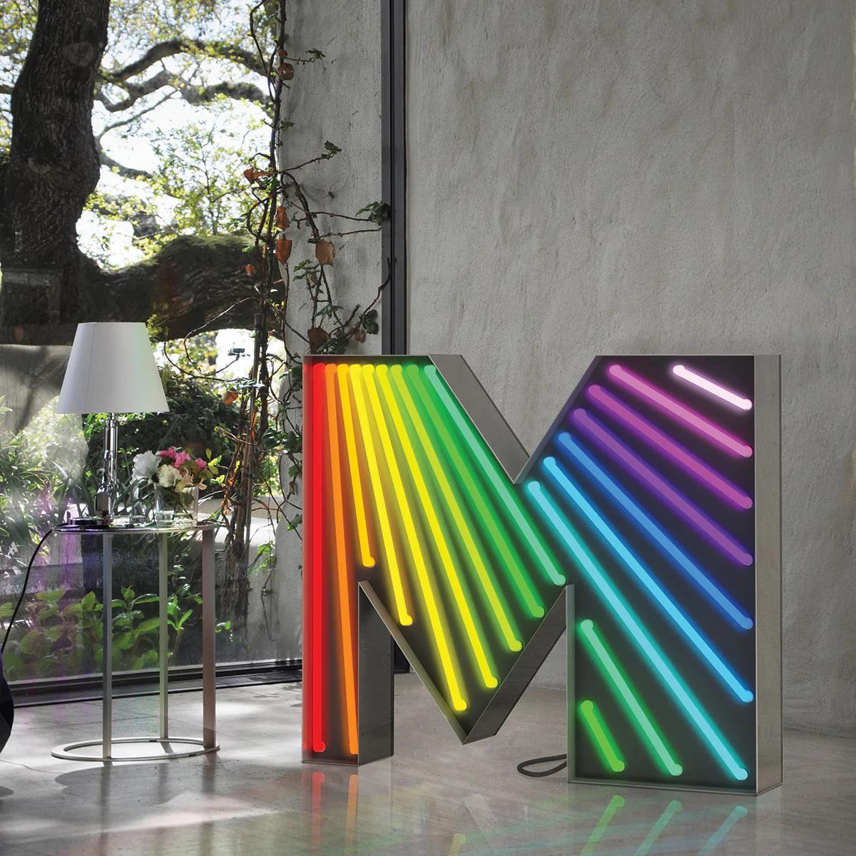 XXIe siècle et contemporain Lampes graphiques lettre M en vente